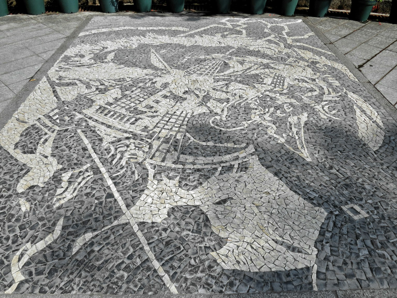 Thiết kế gạch mosaic phức tạp trên sàn với các họa tiết chi tiết