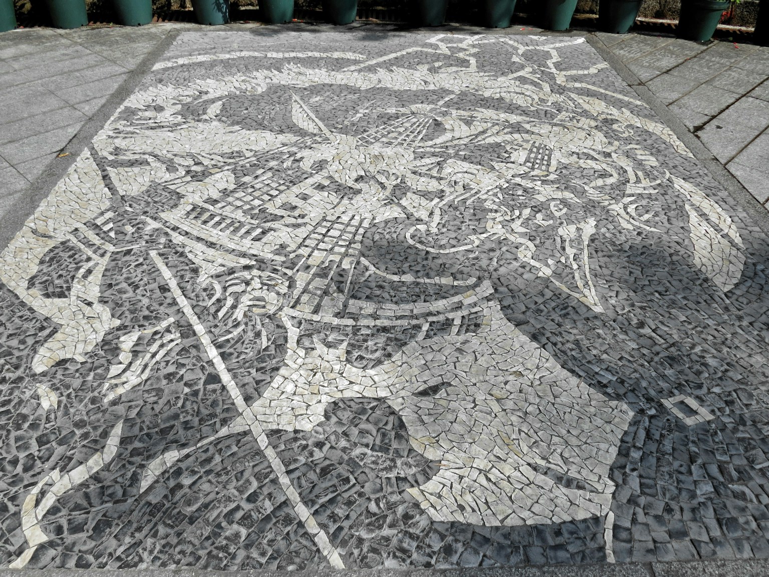 복잡한 패턴이 있는 바닥의 정교한 모자이크 디자인