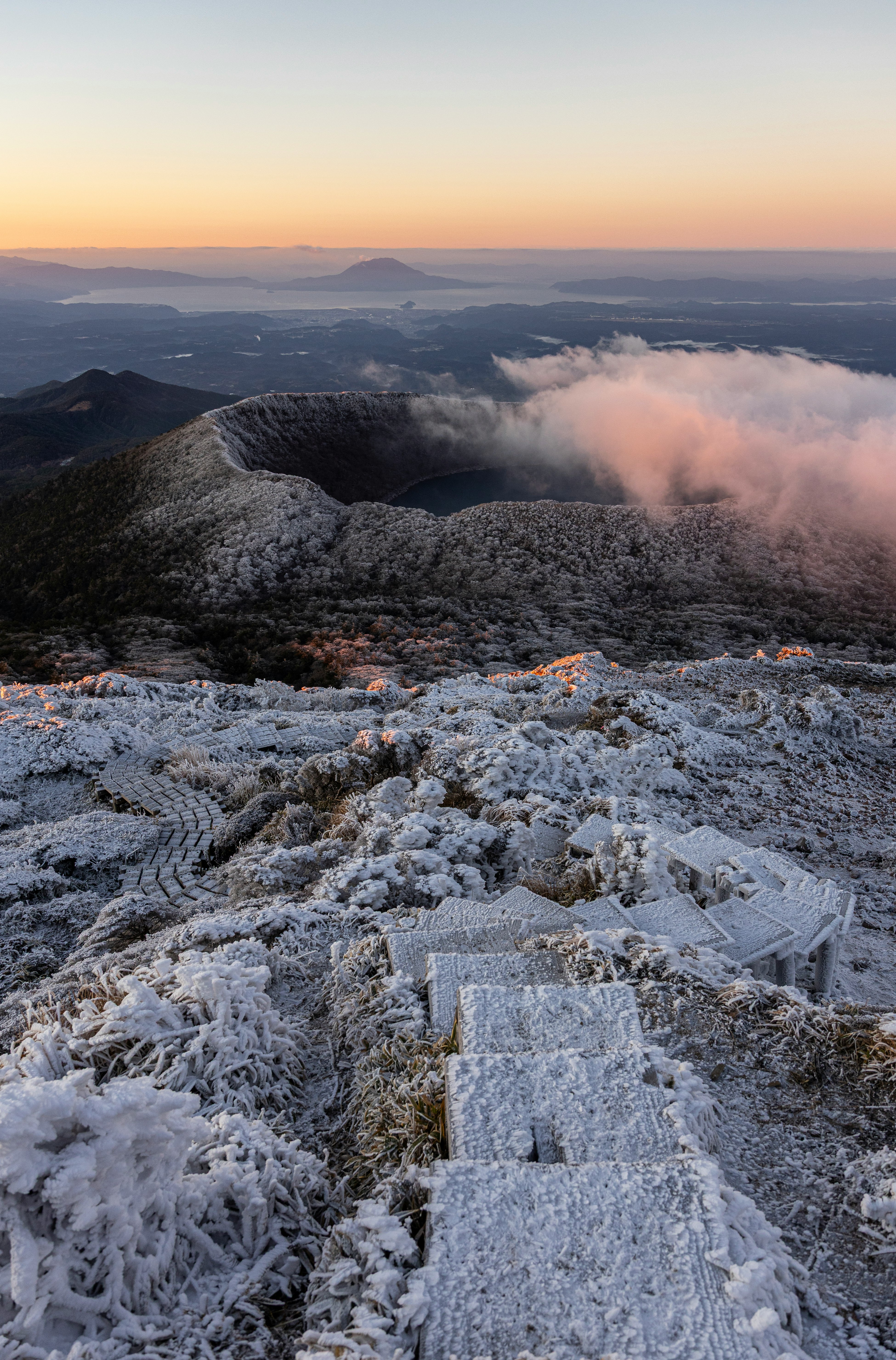 韩国岳凛冽清晨的山顶远景，雾气与积雪