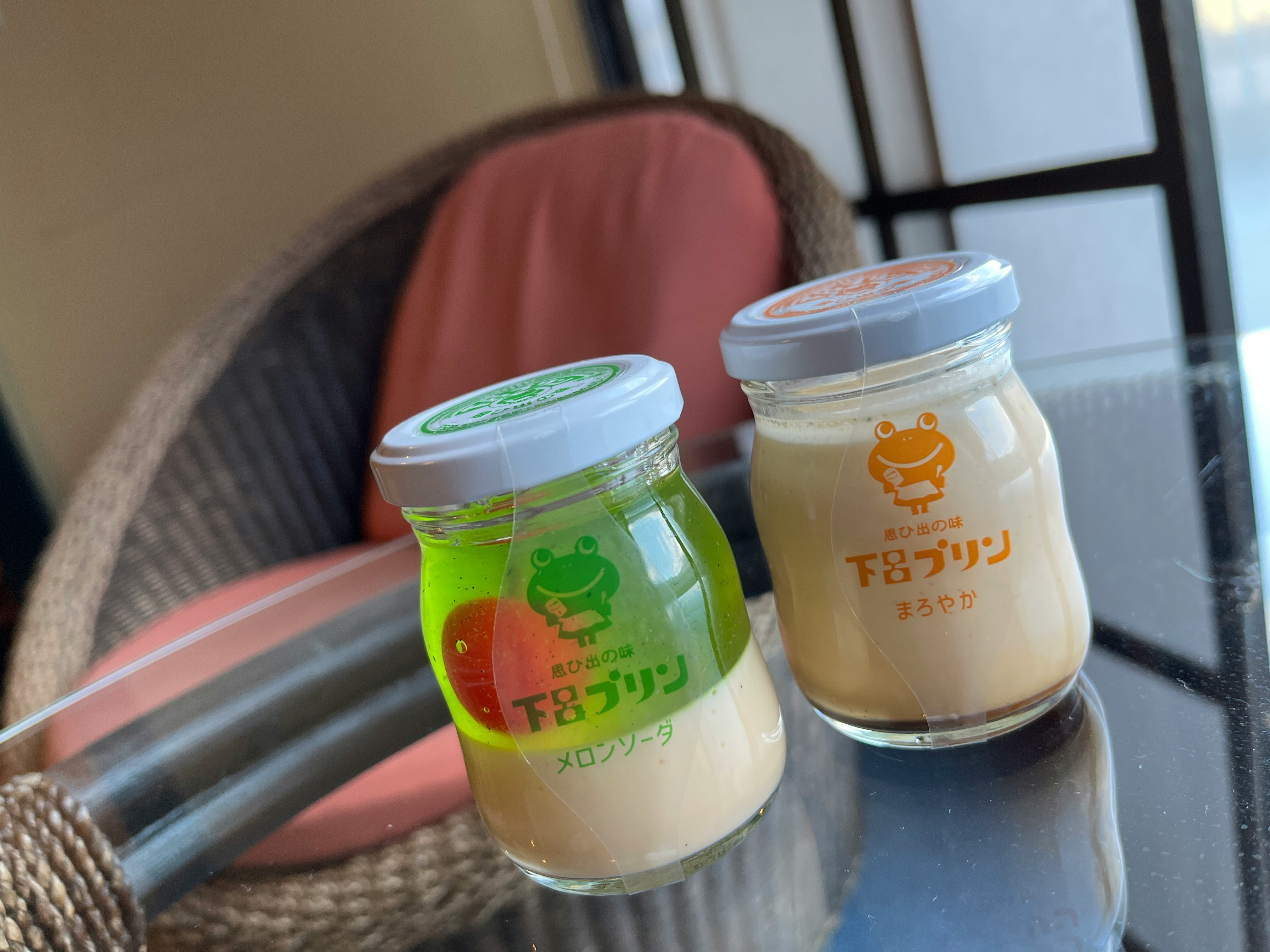 旅館の客室で並ぶプリンとメロンソーダ風ドリンク