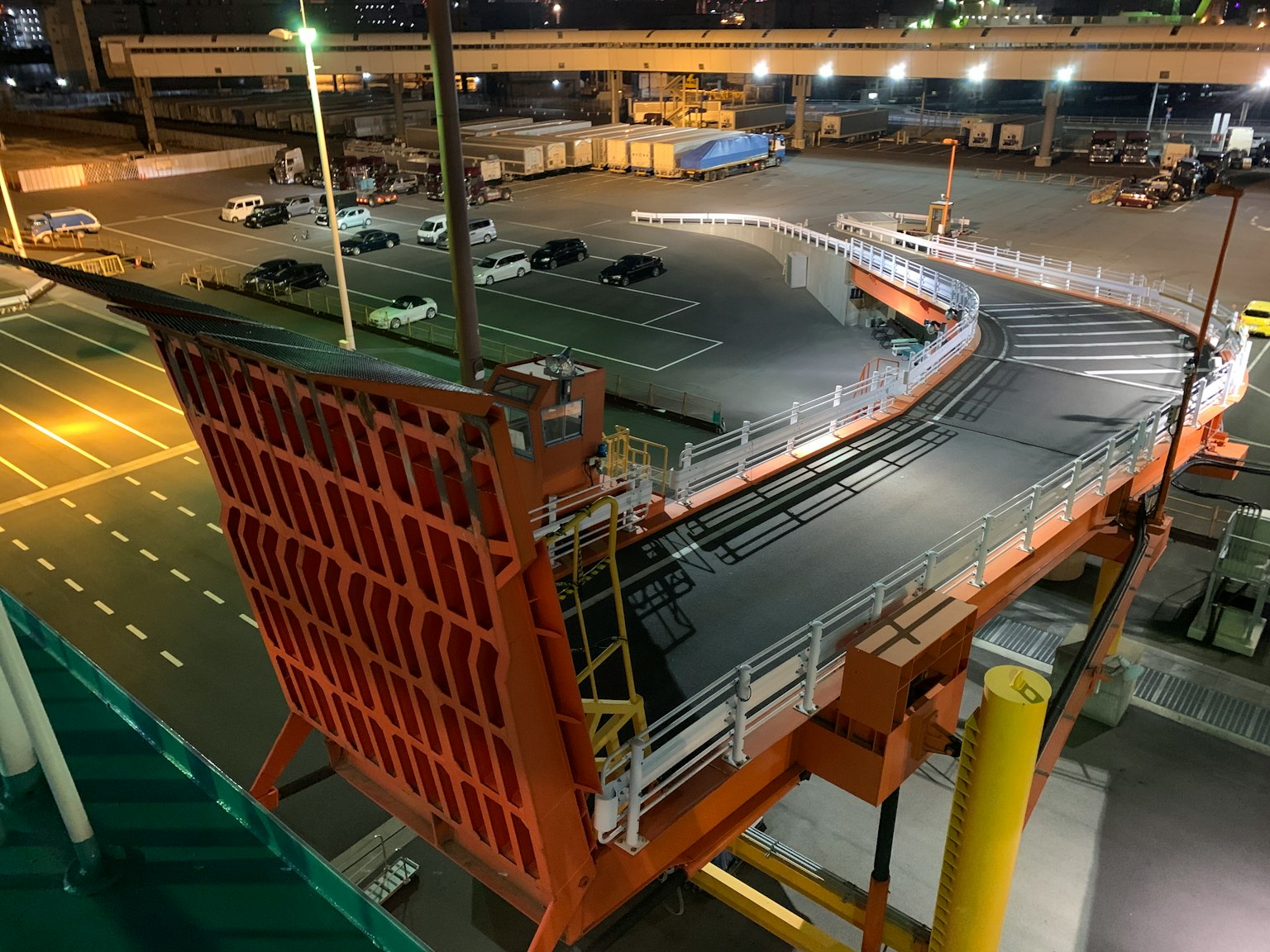 Rampe orange dans un parking la nuit avec des structures environnantes