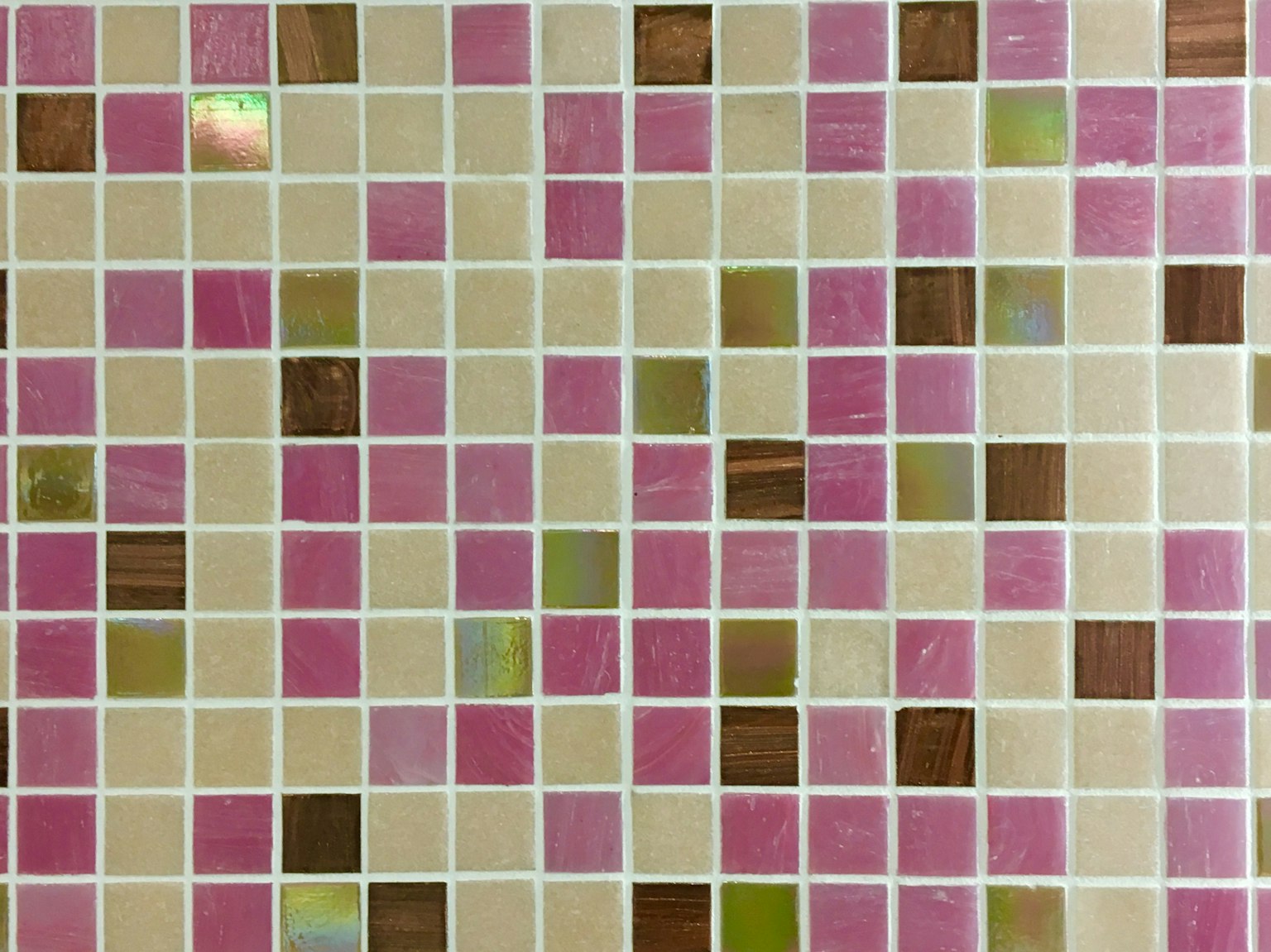 Mẫu gạch mosaic với các ô màu hồng và màu be