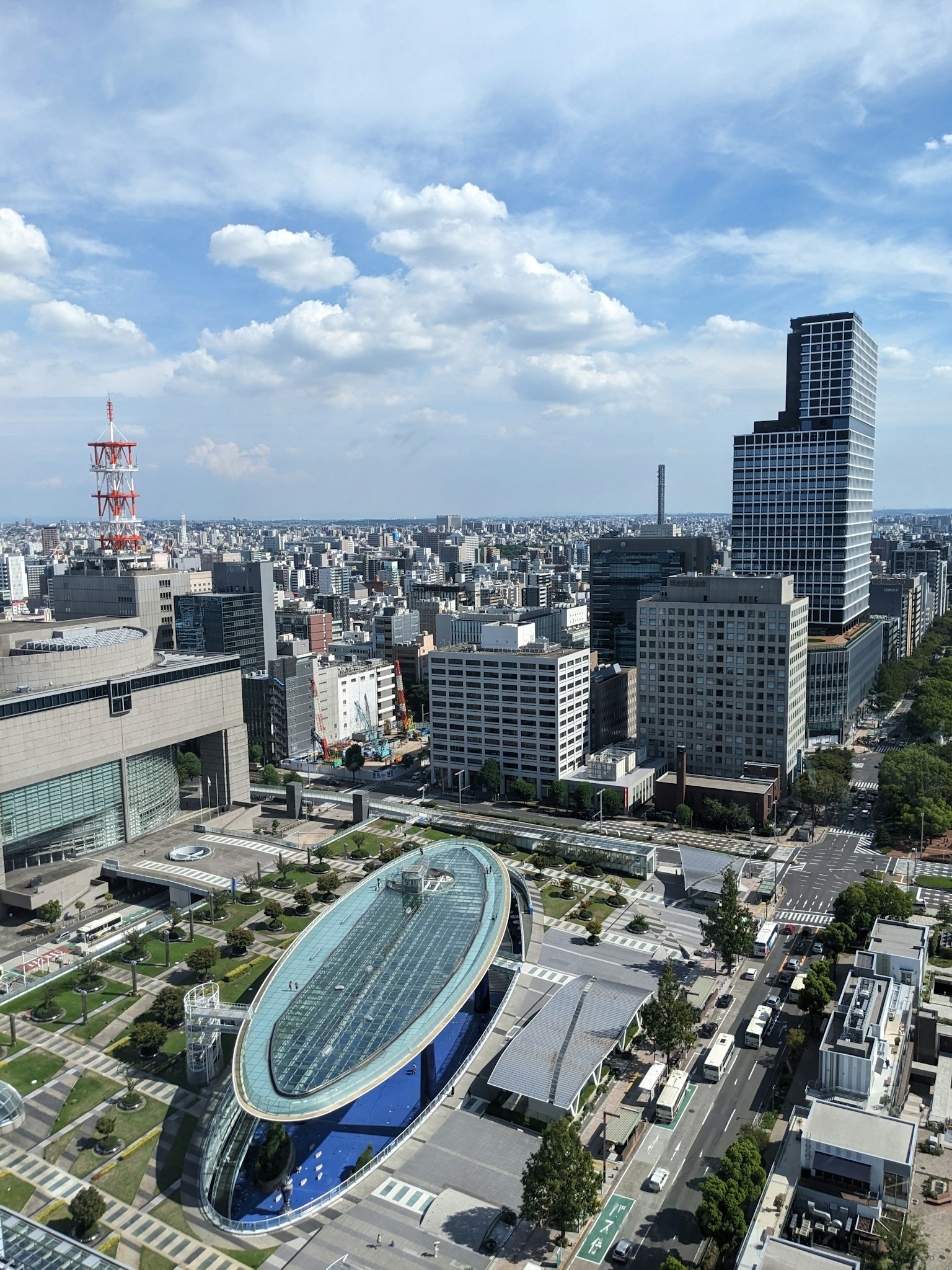 ทิวทัศน์เมืองโตเกียวที่มีอาคารทันสมัยและท้องฟ้าสีฟ้า