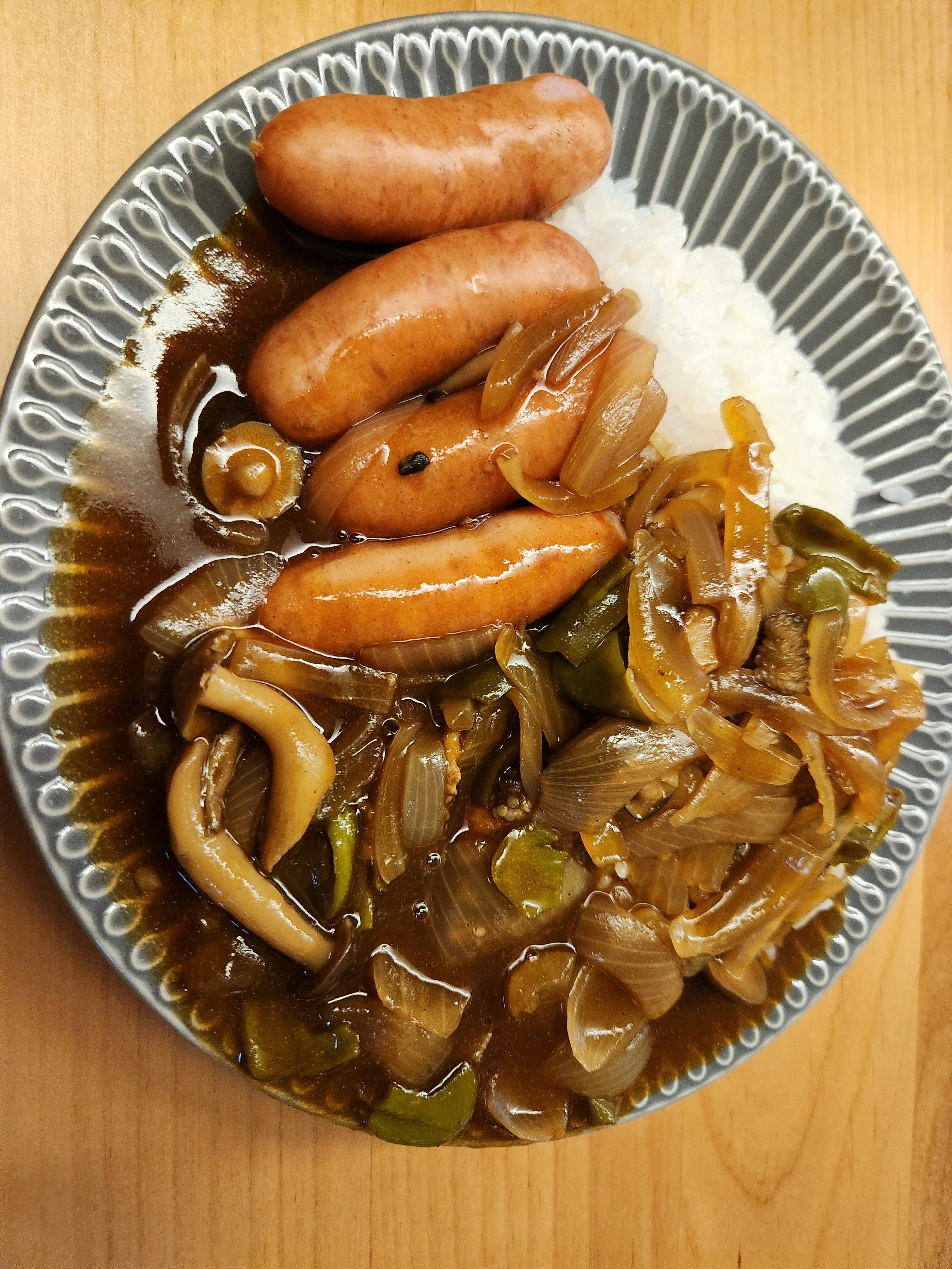 盤中香腸配燉白菜