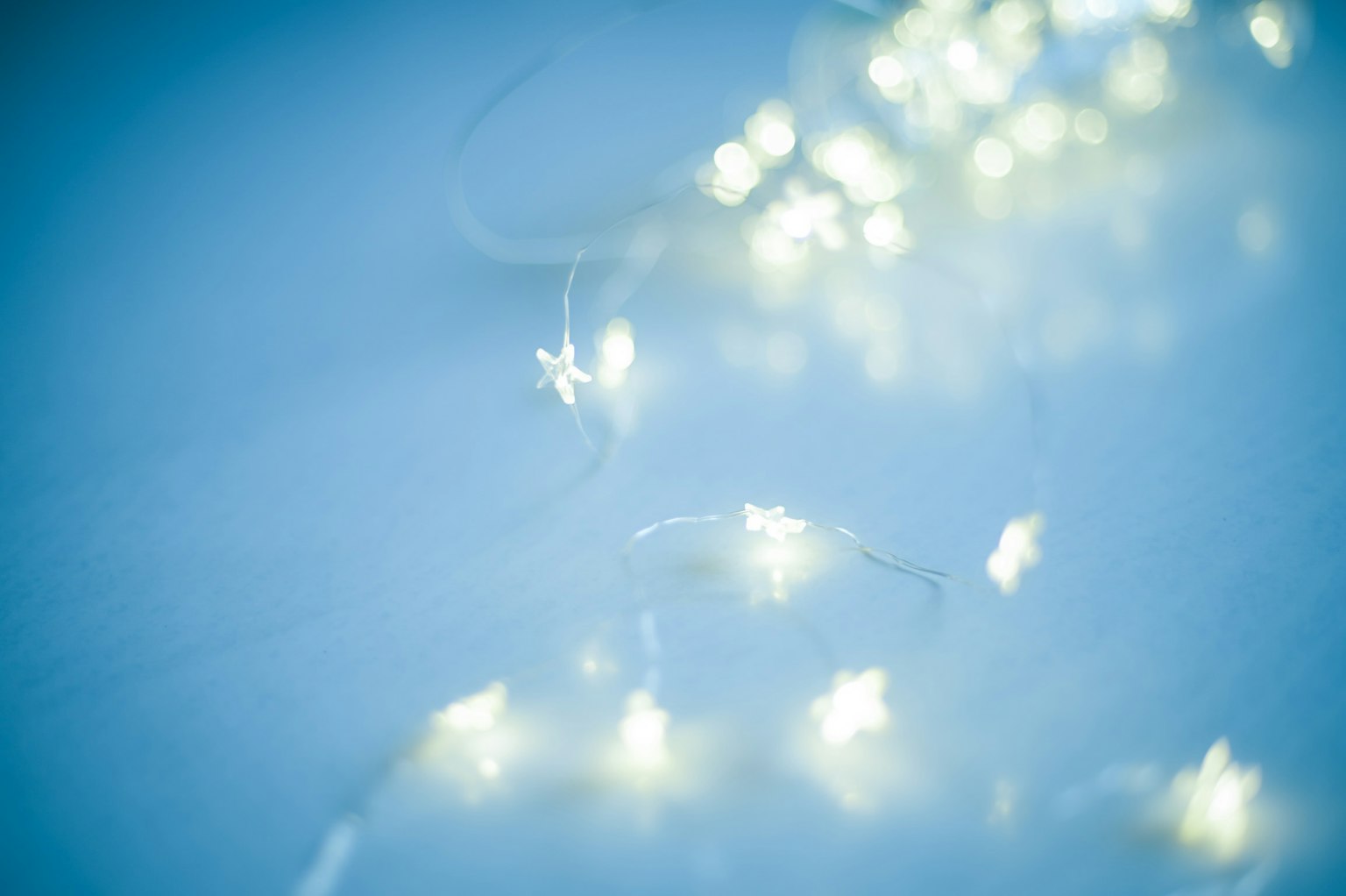Luci LED bianche sfocate su uno sfondo blu
