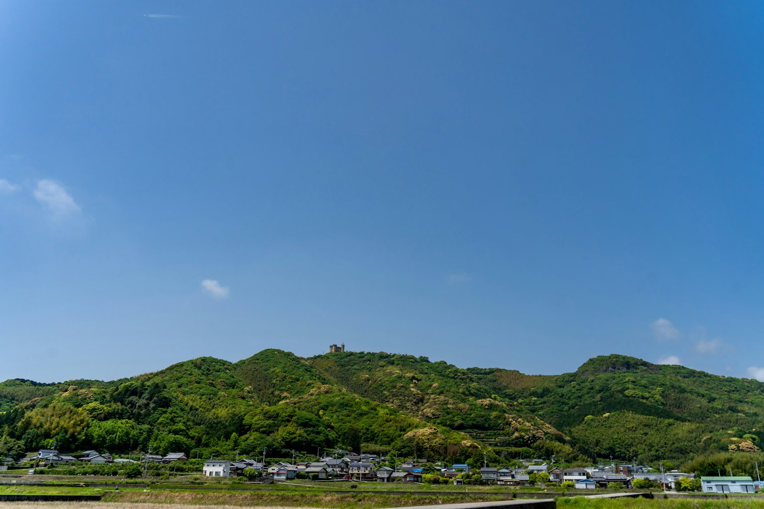 青空と緑豊かな山々が広がる風景