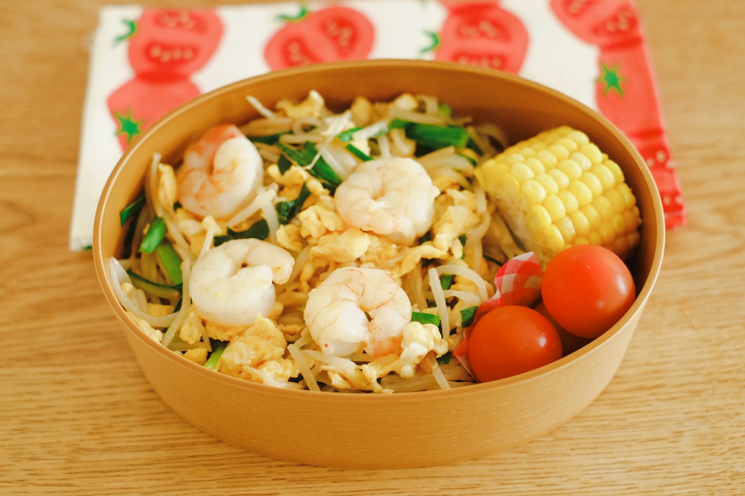 エビと野菜の炒め物が入ったお弁当箱の画像