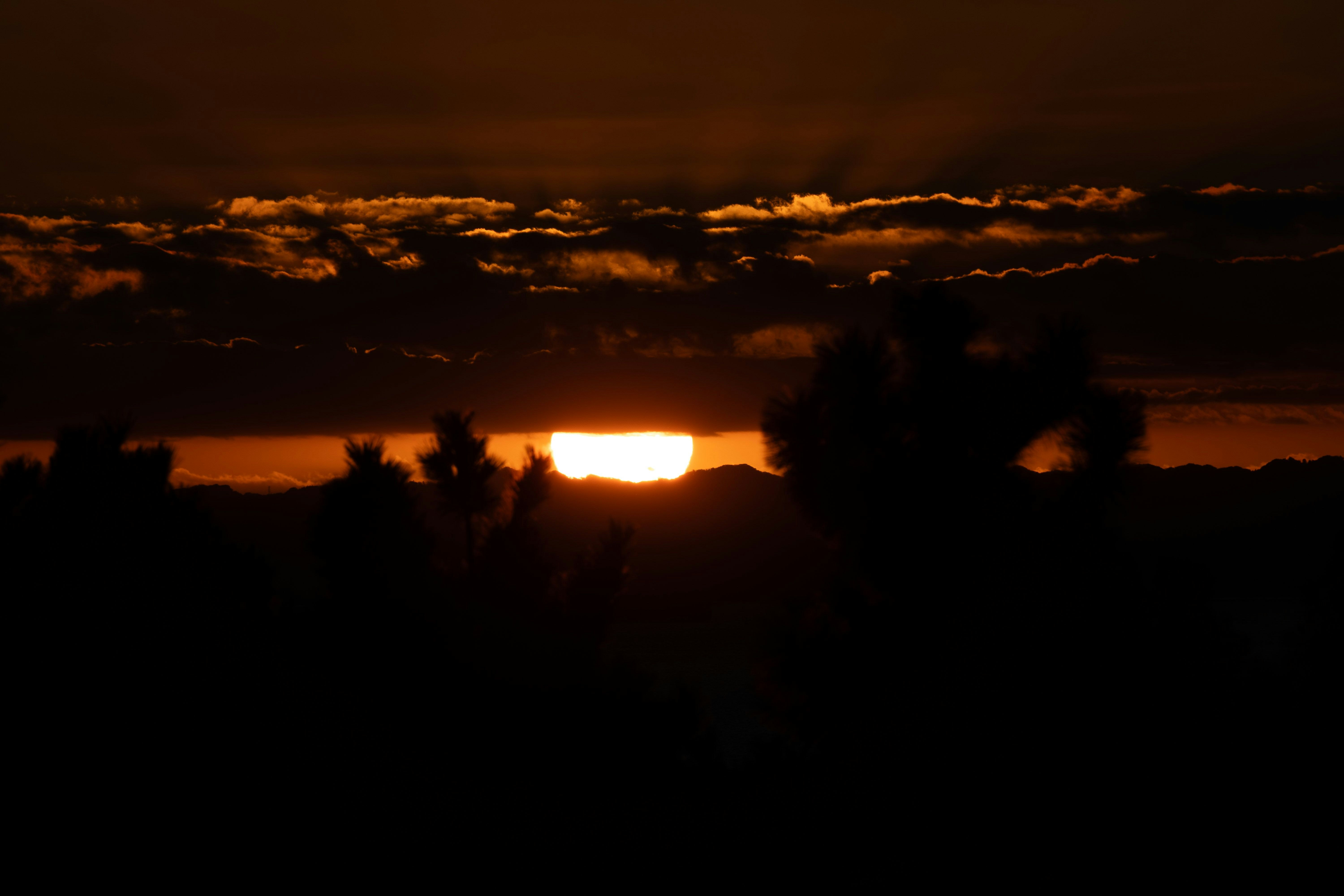 夕焼けの雲と地平線のシルエット