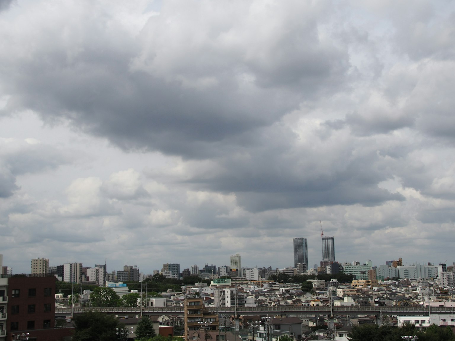 Cảnh quan thành phố Tokyo với bầu trời nhiều mây