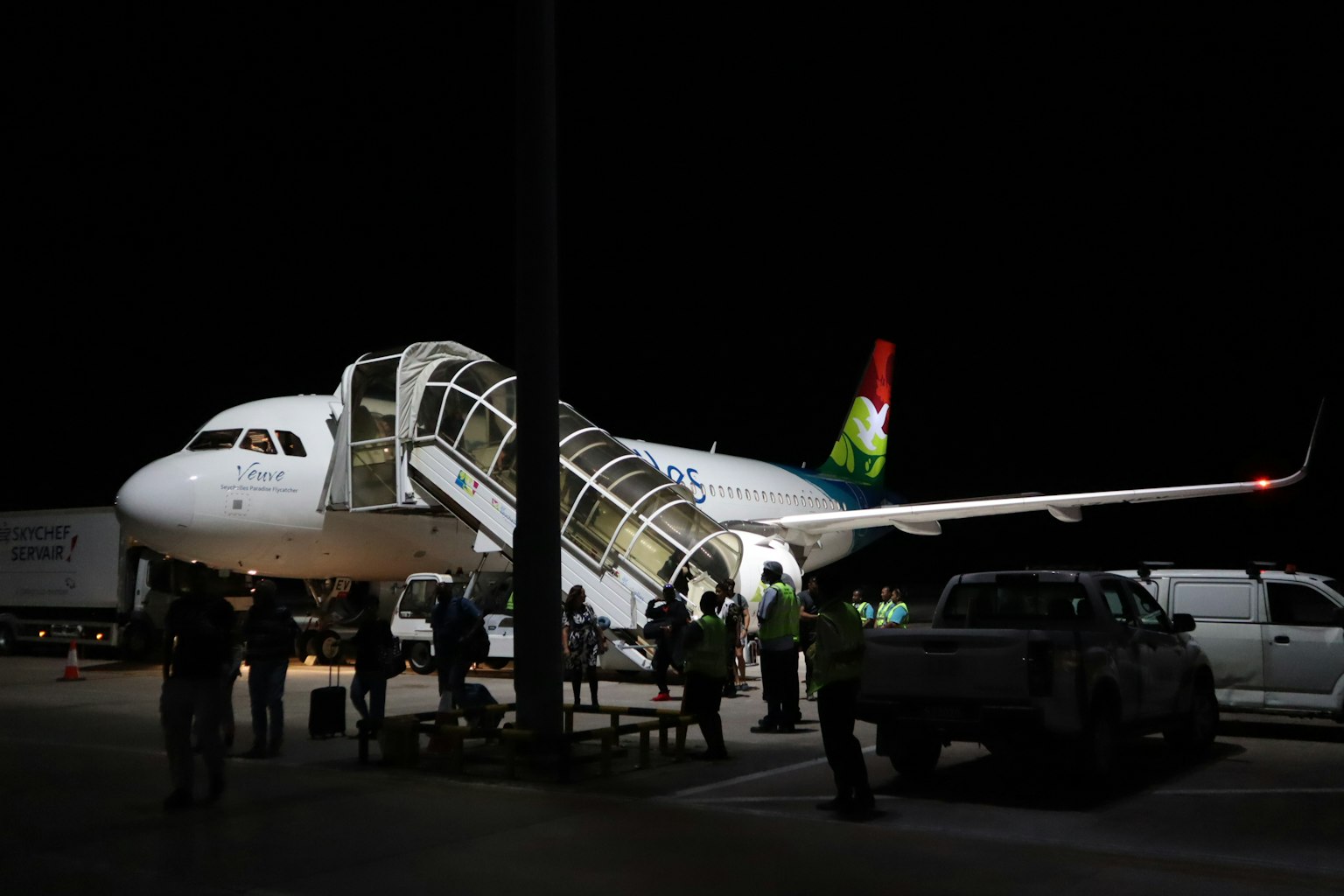 夜間飛機乘客下機和工作人員