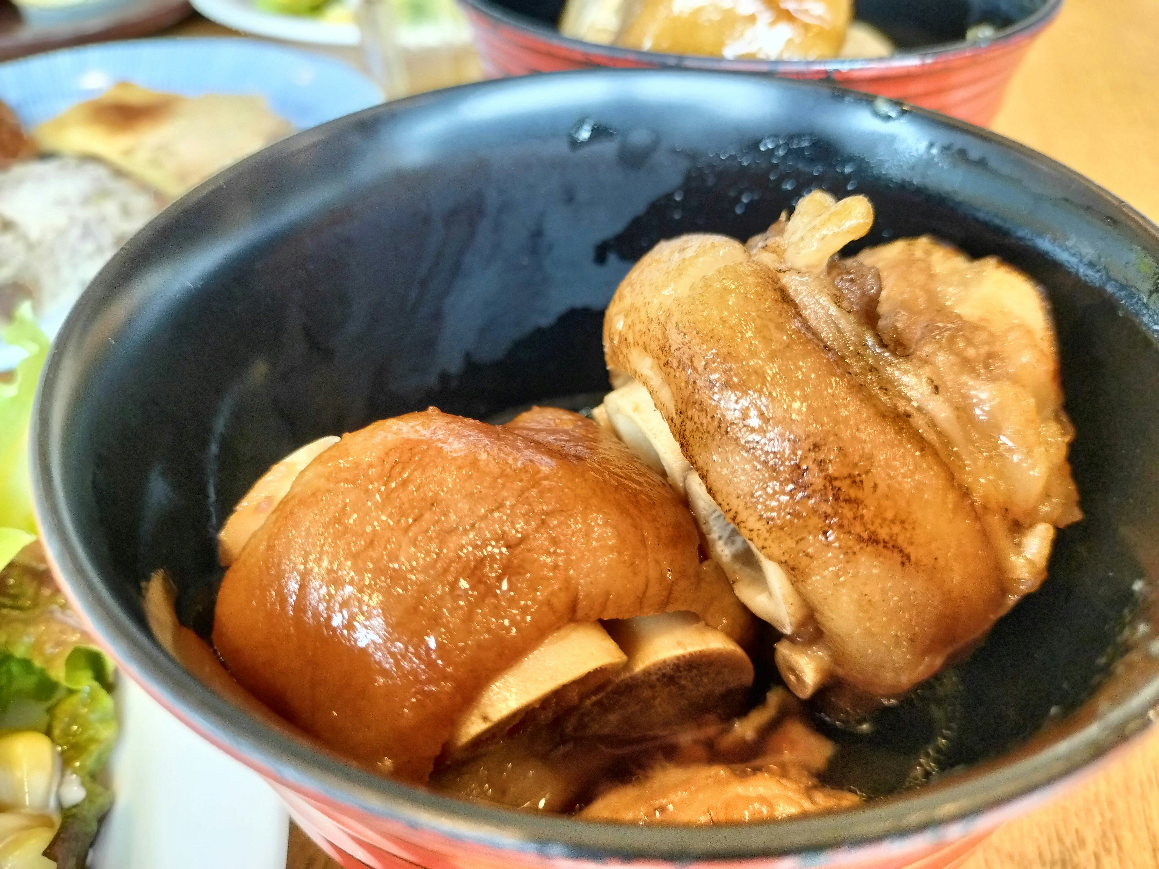 Tebichi d’Okinawa (pieds de porc mijotés)