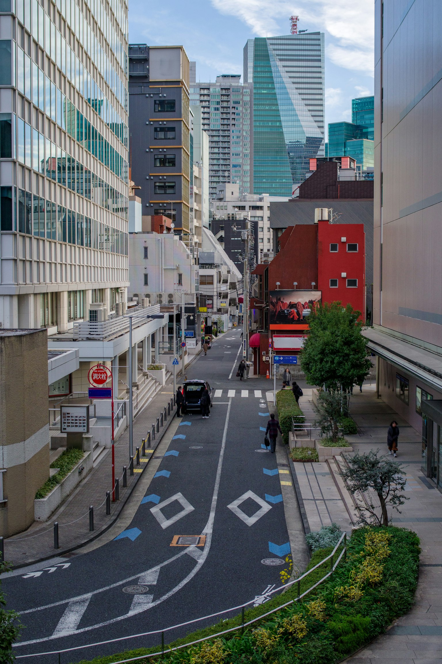 Vista urbana con edificios altos y coches pasando