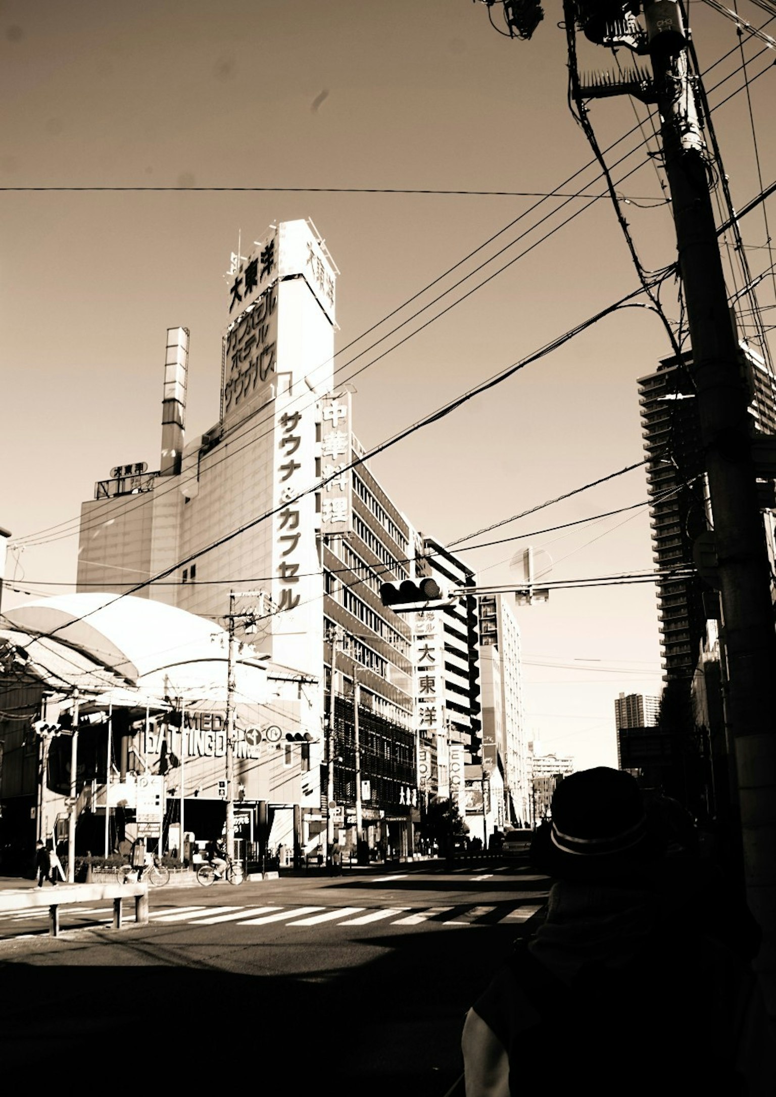 ภาพเมืองขาวดำที่มีตึกระฟ้าและสัญญาณไฟจราจร
