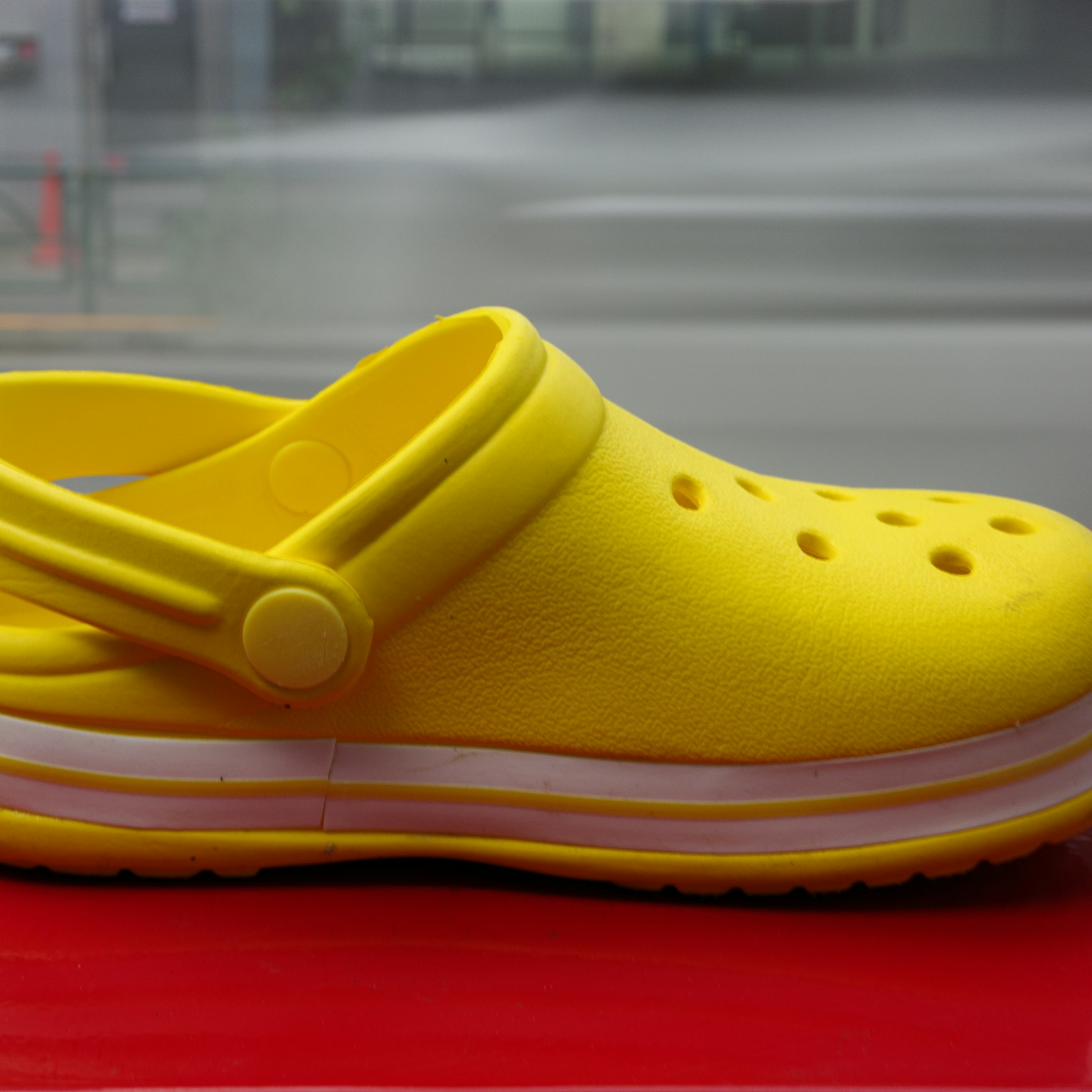 Một đôi sandal màu vàng sáng trên nền đỏ