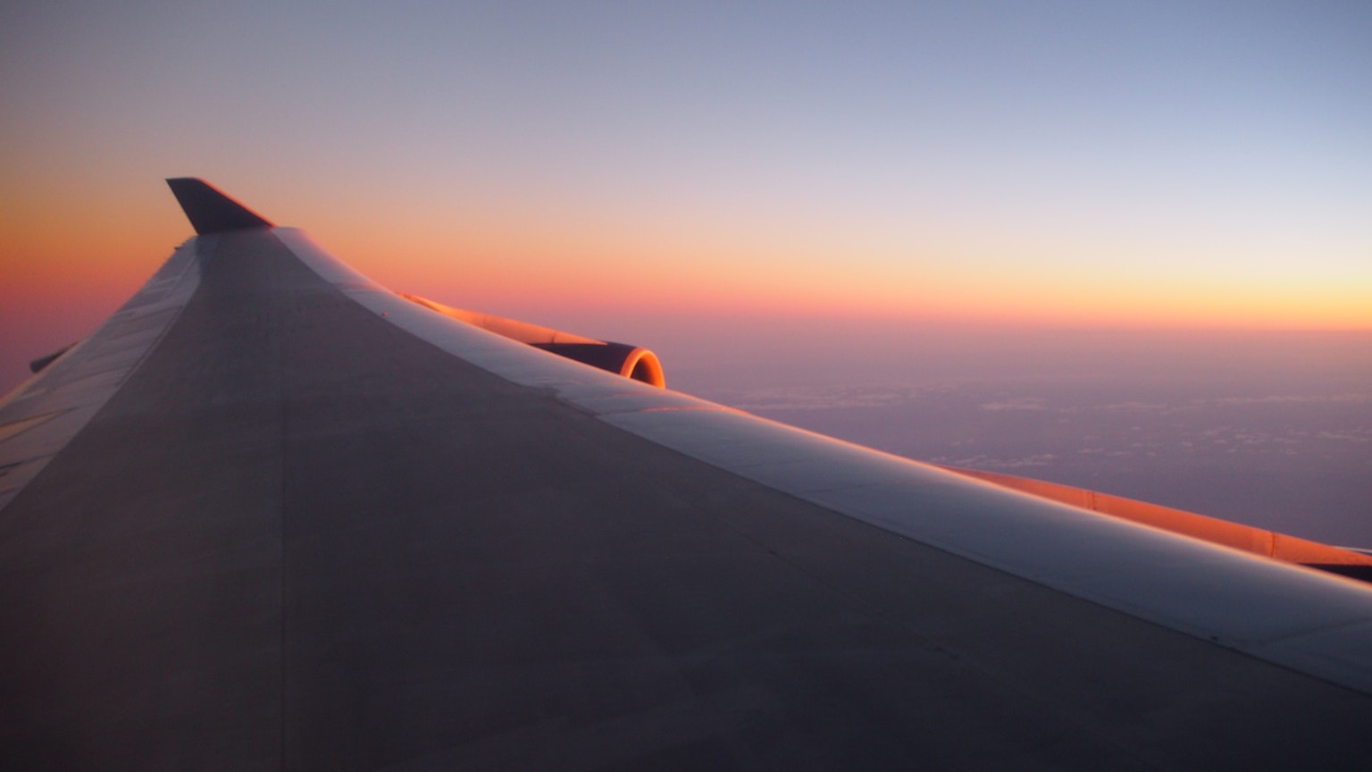 飛機機翼與美麗的夕陽天空