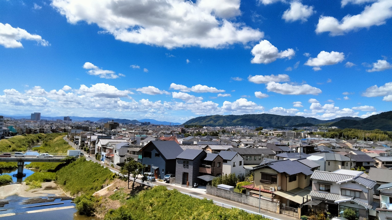 蓝天白云下的住宅区和河流