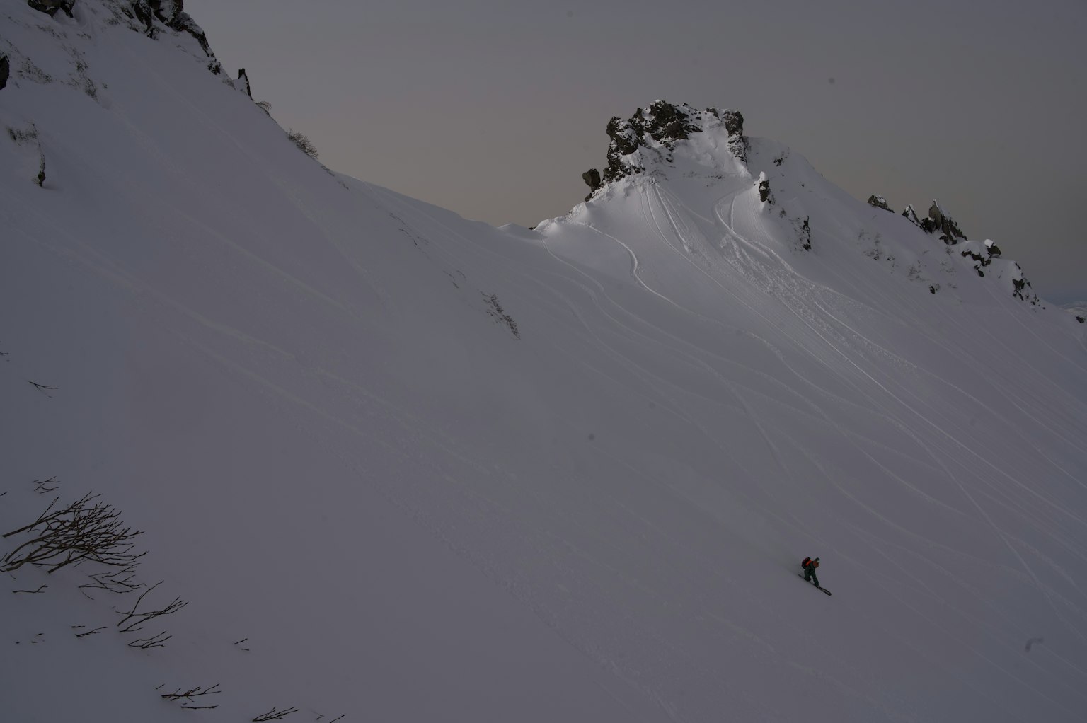 被雪覆盖的山坡和滑雪者