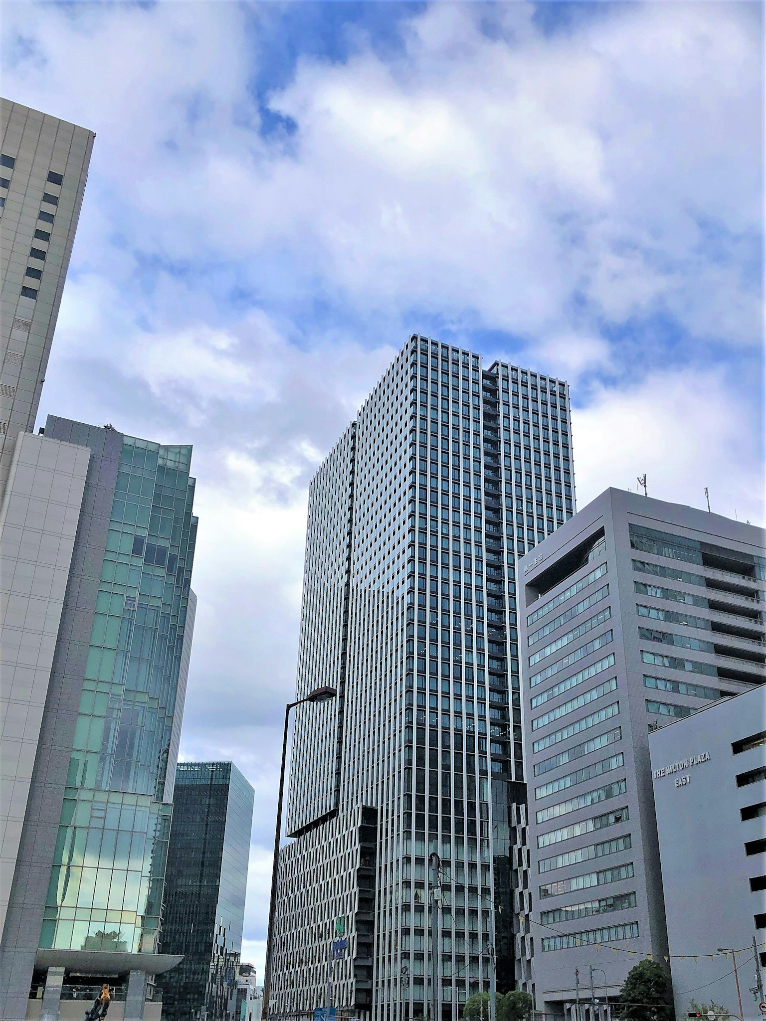 城市天際線，高樓大廈和藍天