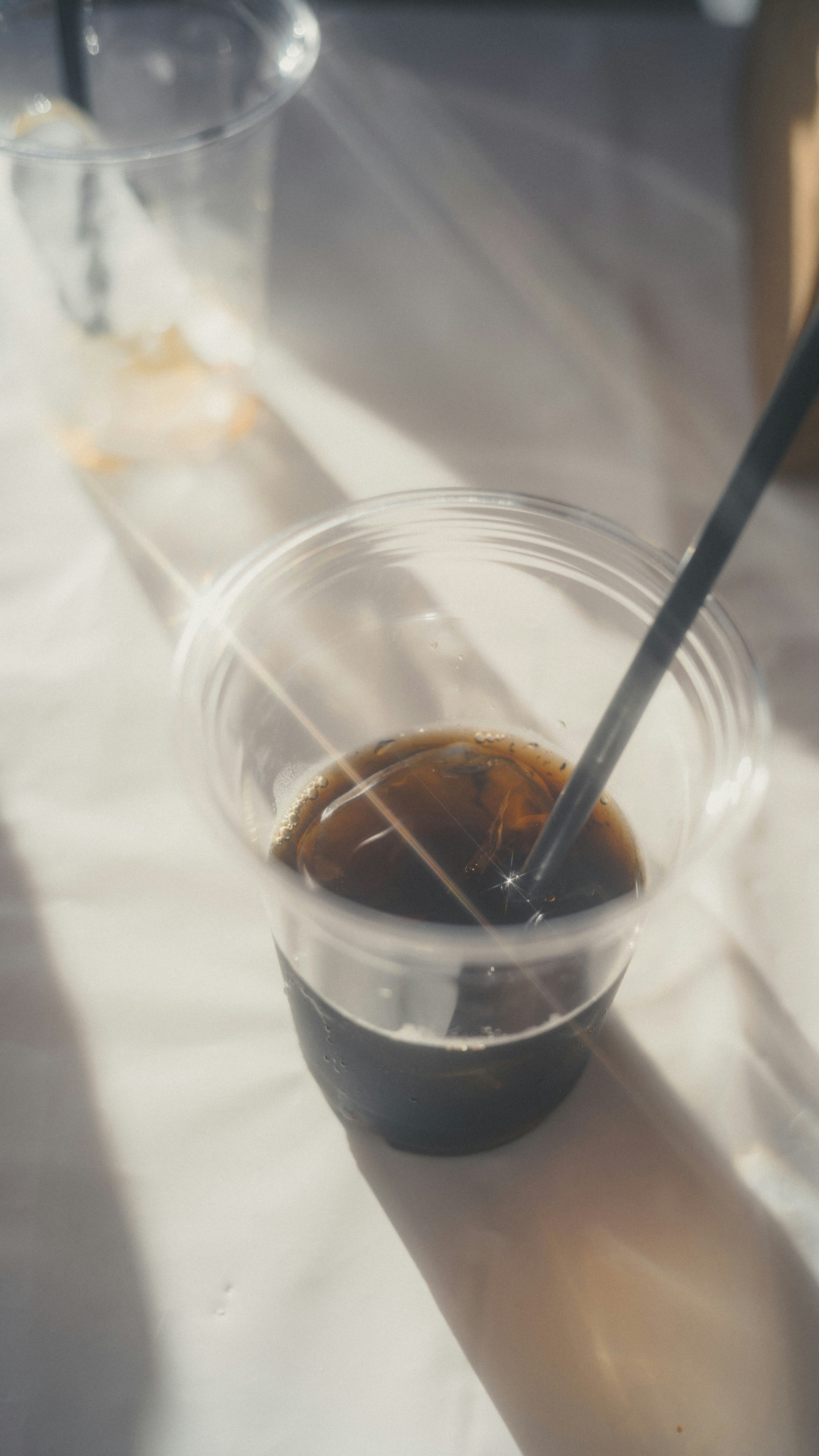 Kaffeedrink im Glas mit Strohhalm