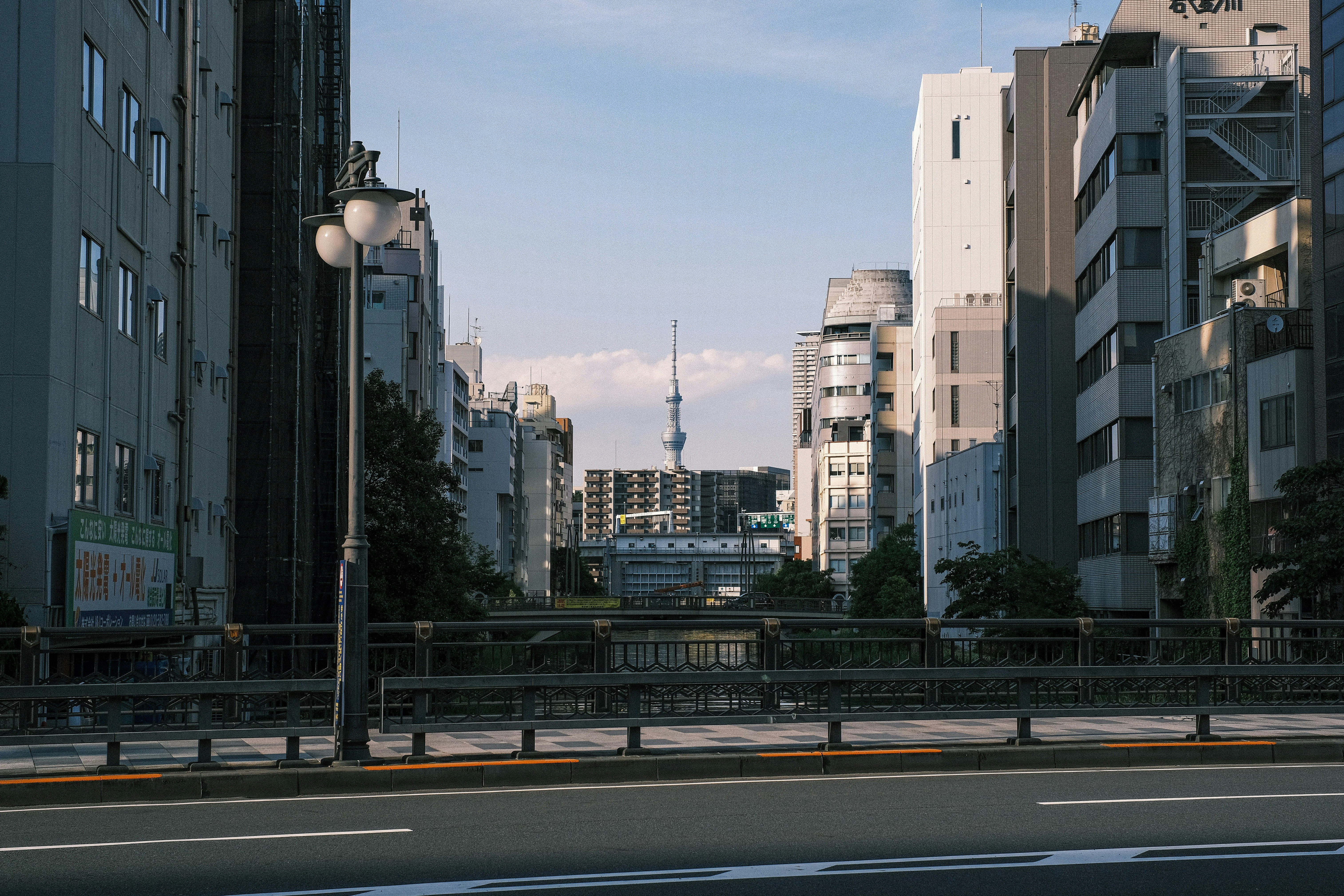 高層ビルが並ぶ都市の幹線道路と街並み
