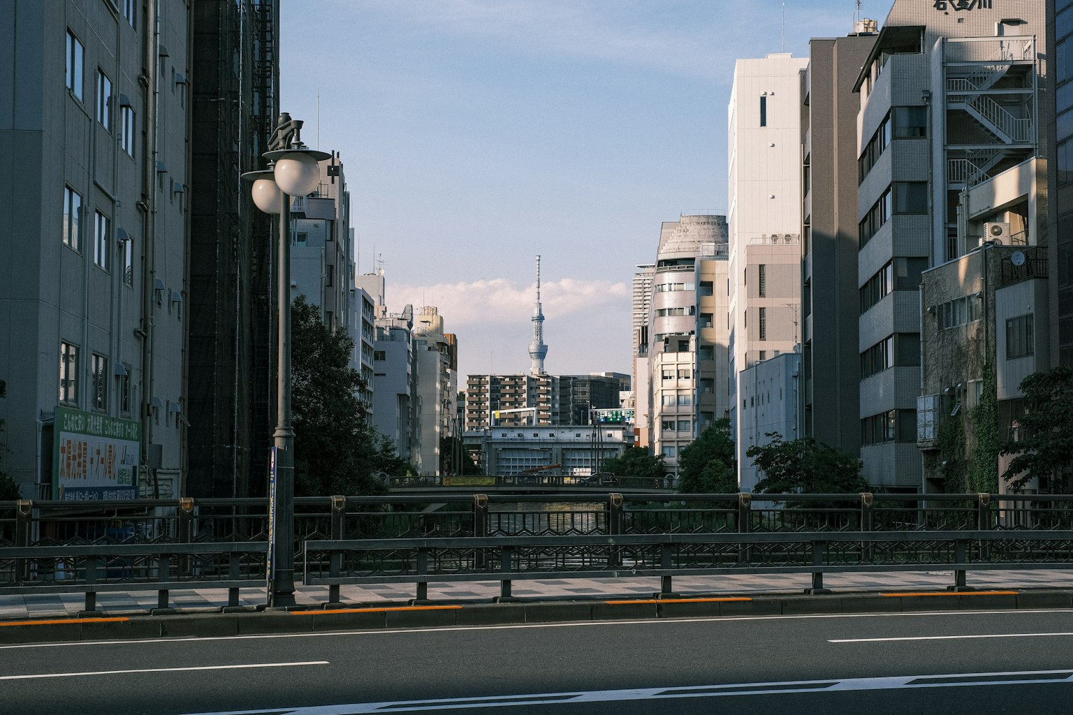 Stadtlandschaft mit Wolkenkratzern und Tokyo Skytree