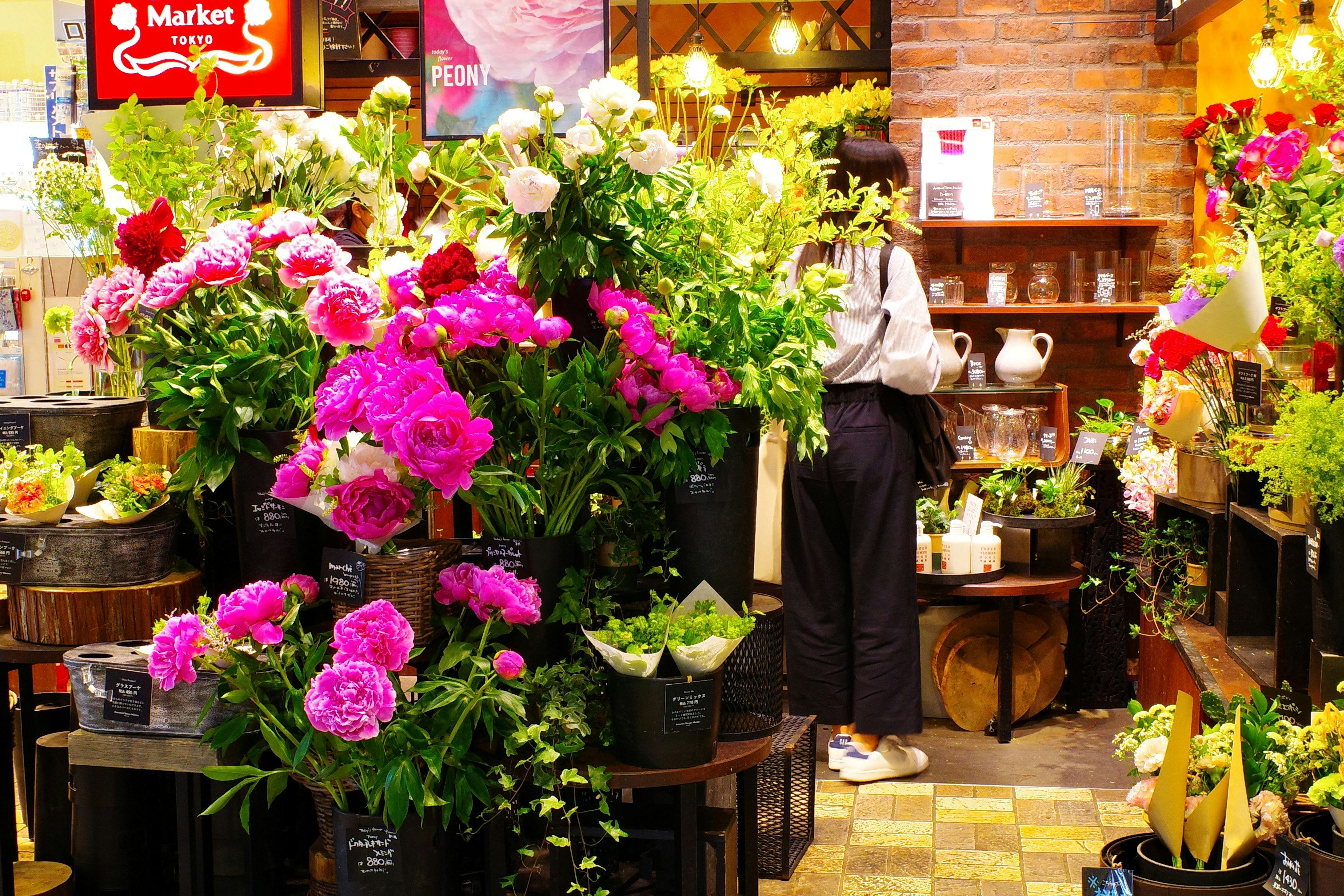 花屋の店先に並ぶ色とりどりの切り花
