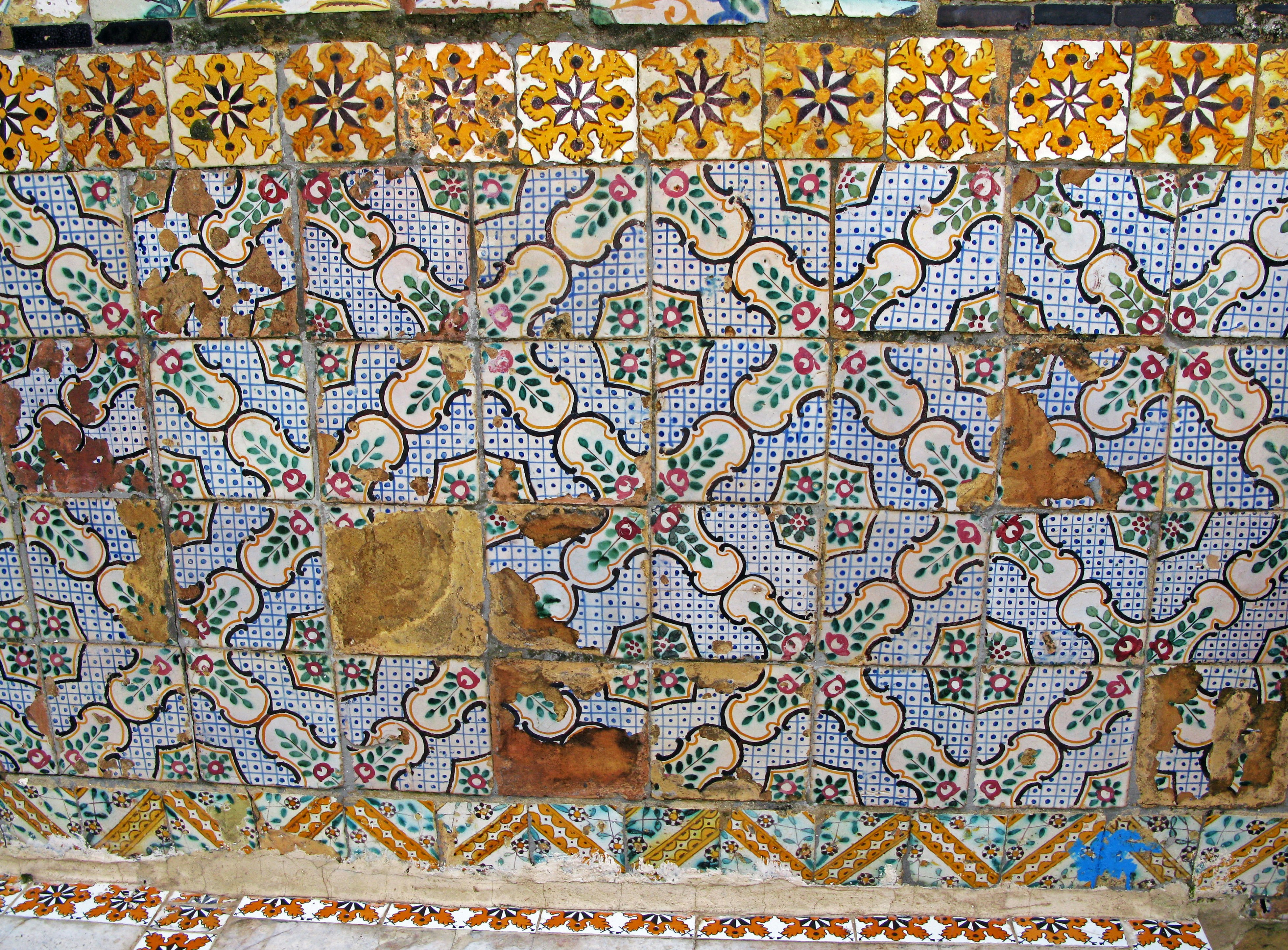 décoration de mur en carreaux à motifs géométriques