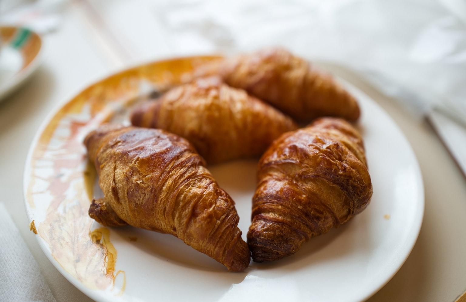 Bánh croissant mới nướng được xếp trên đĩa