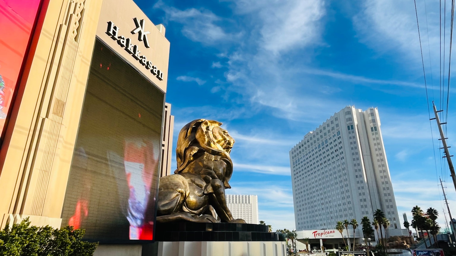 Statua di leone dorato davanti all'hotel Bellagio con cielo blu