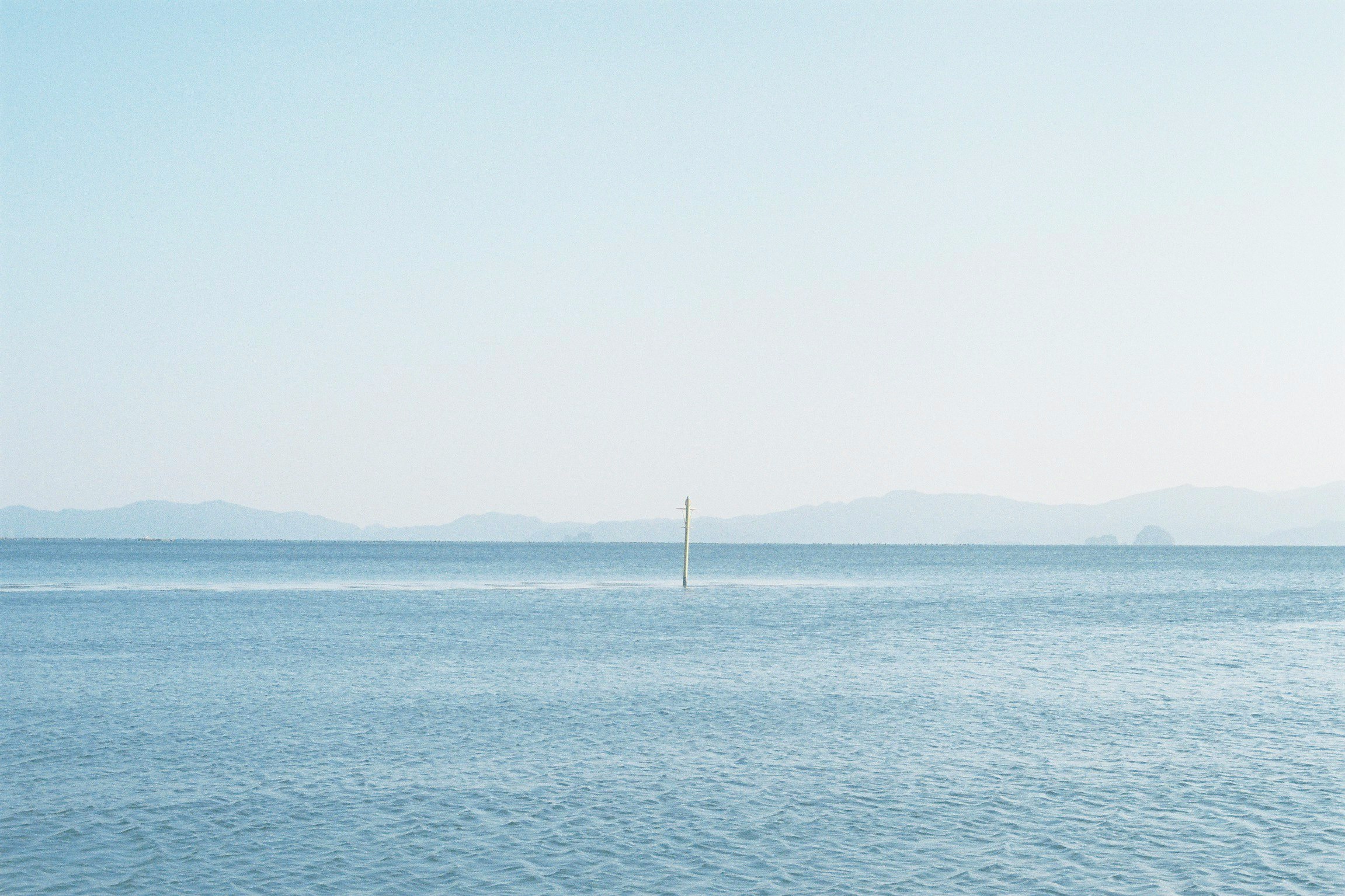 穏やかな海と遠くの島影が広がる海景