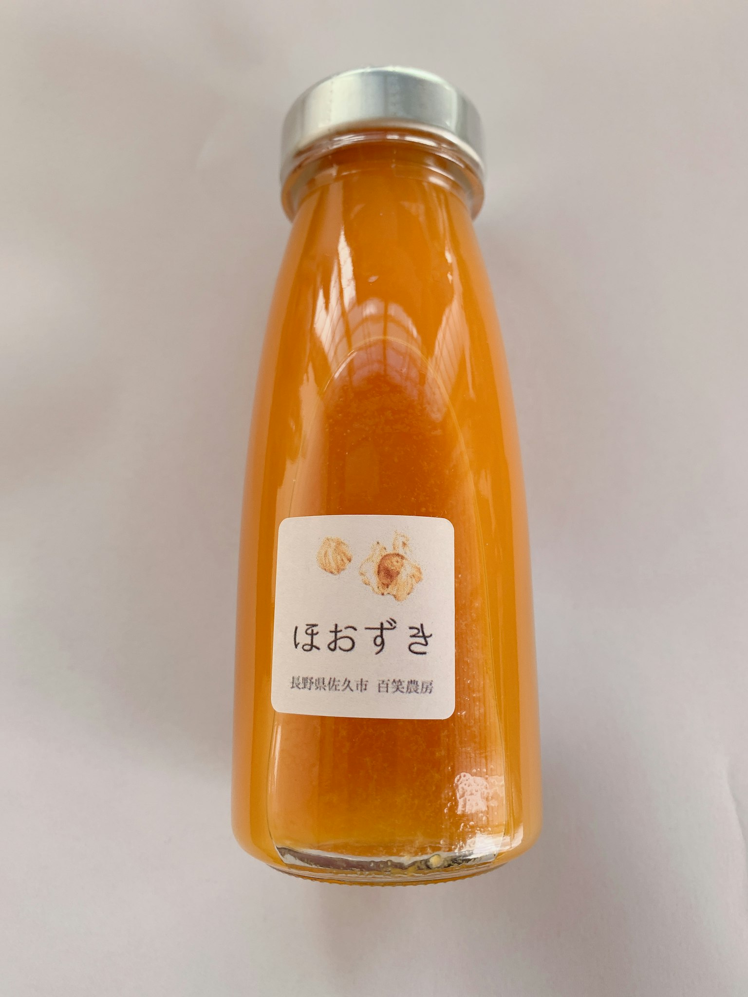 Flasche mit orangefarbener Marmelade und einem Etikett mit der Aufschrift hao zuki