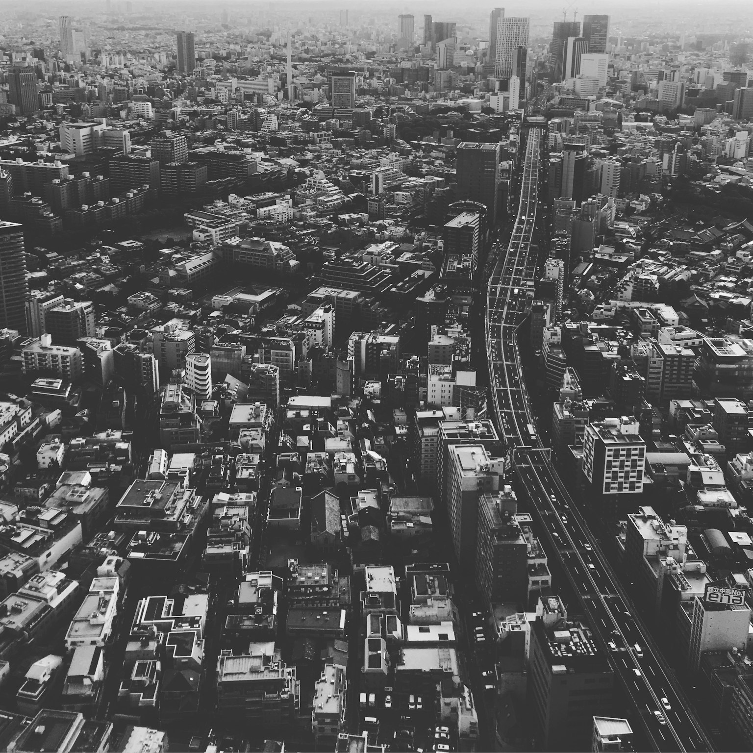 東京城市景觀的航拍黑白圖像高樓和住宅區交錯道路清晰可見