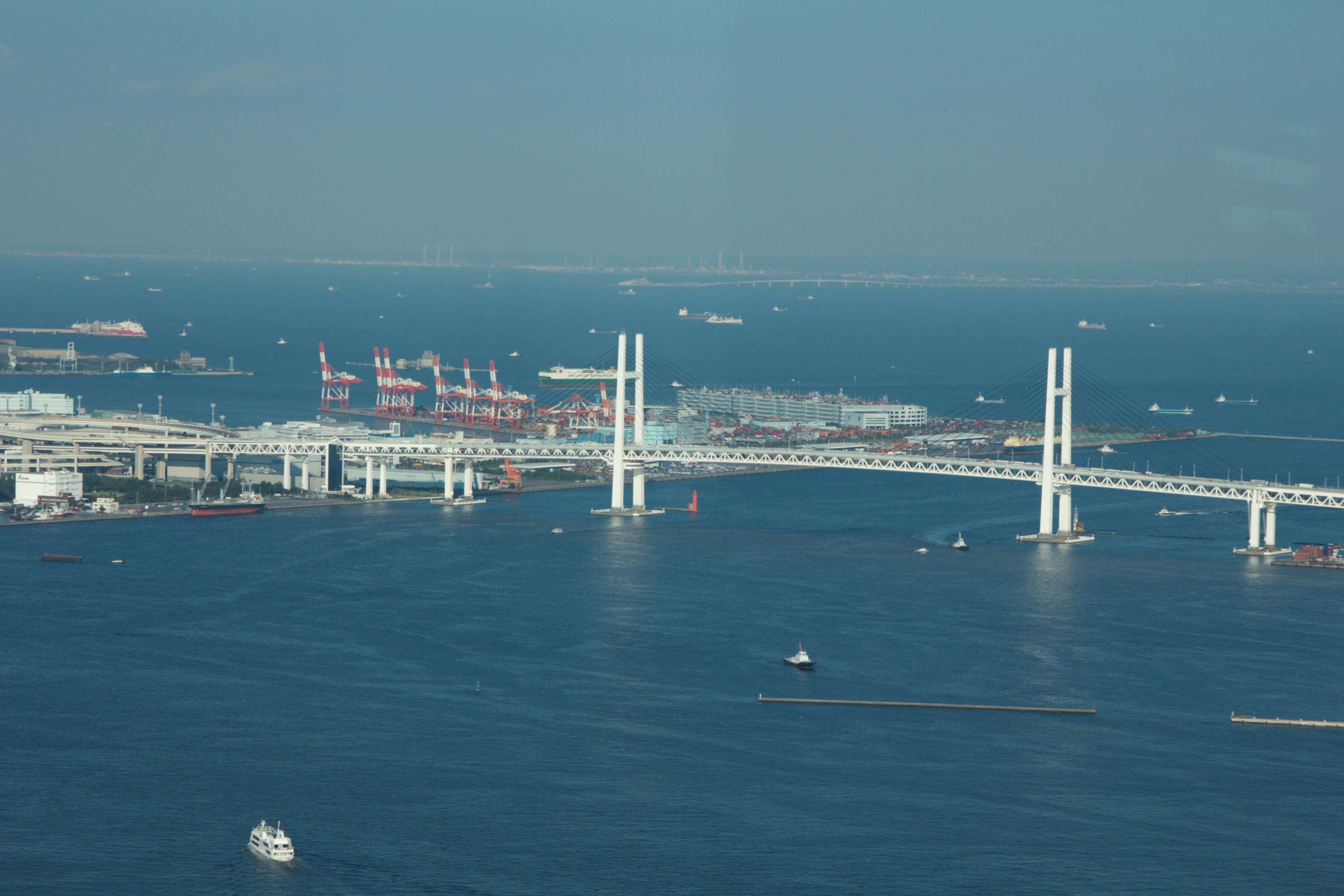 Vista di un grande ponte e di un porto sul mare