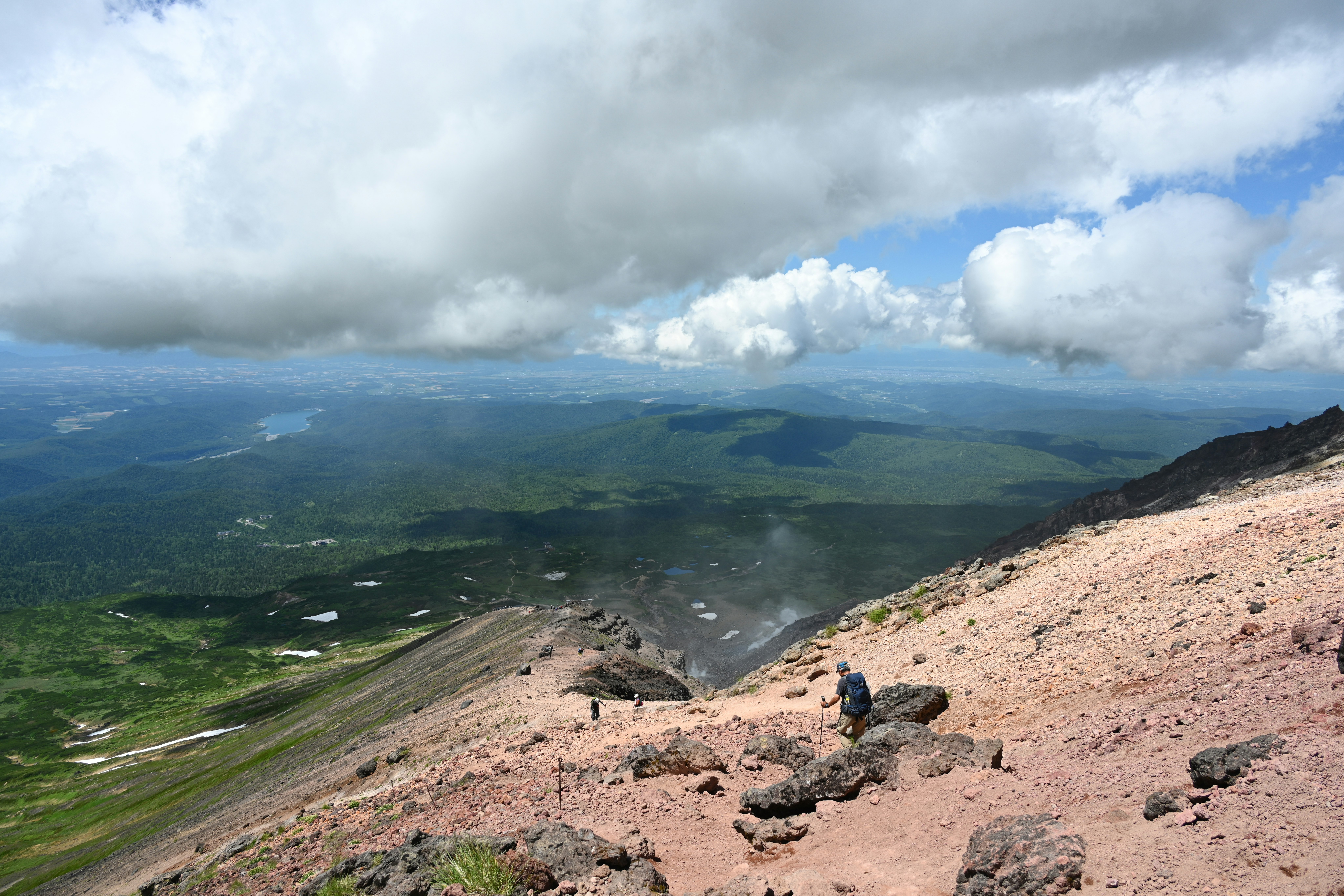 从火山坡俯瞰的辽阔山谷景观