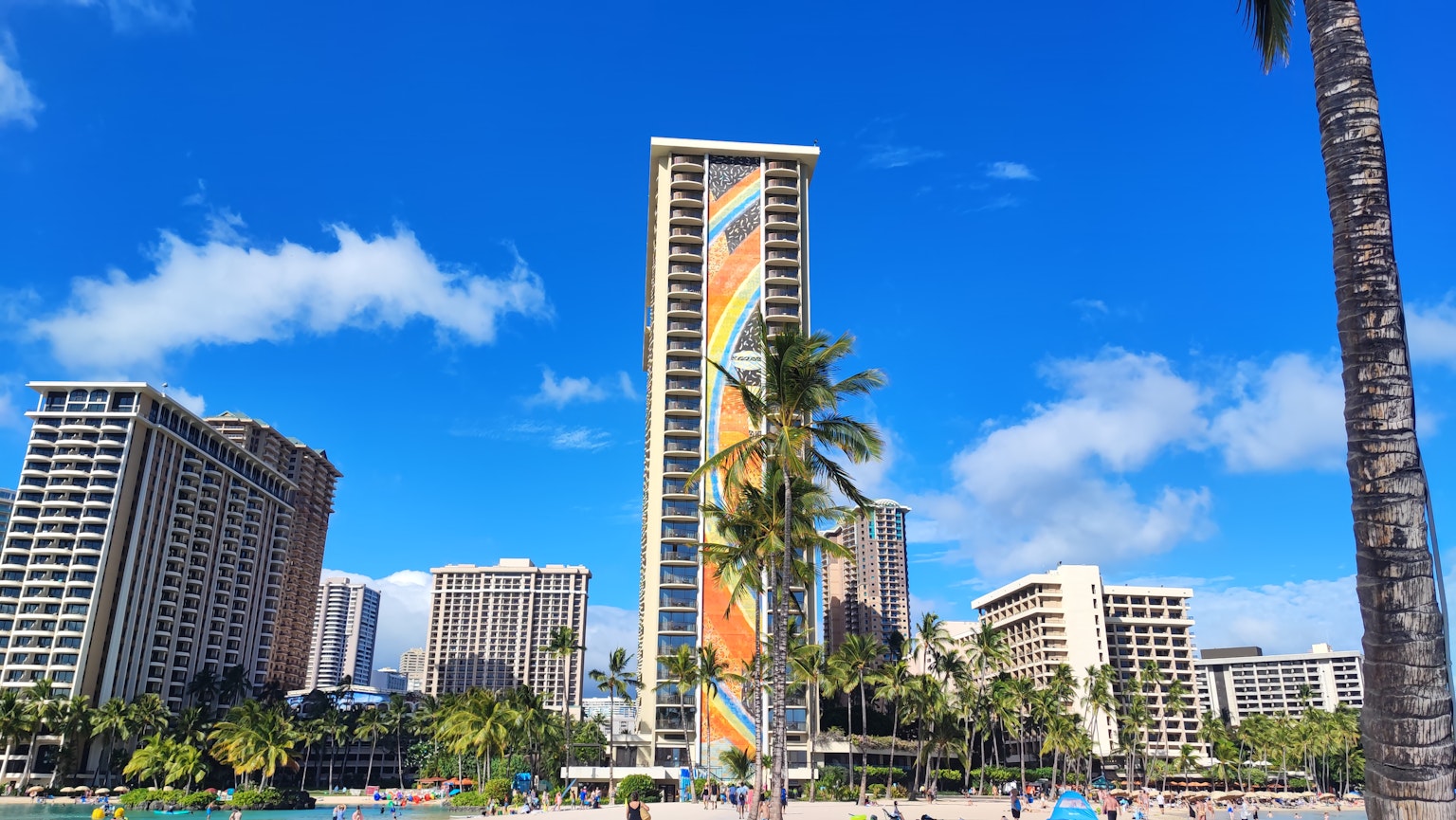 Cảnh biển với bầu trời xanh và những tòa nhà cao ở Honolulu Hawaii