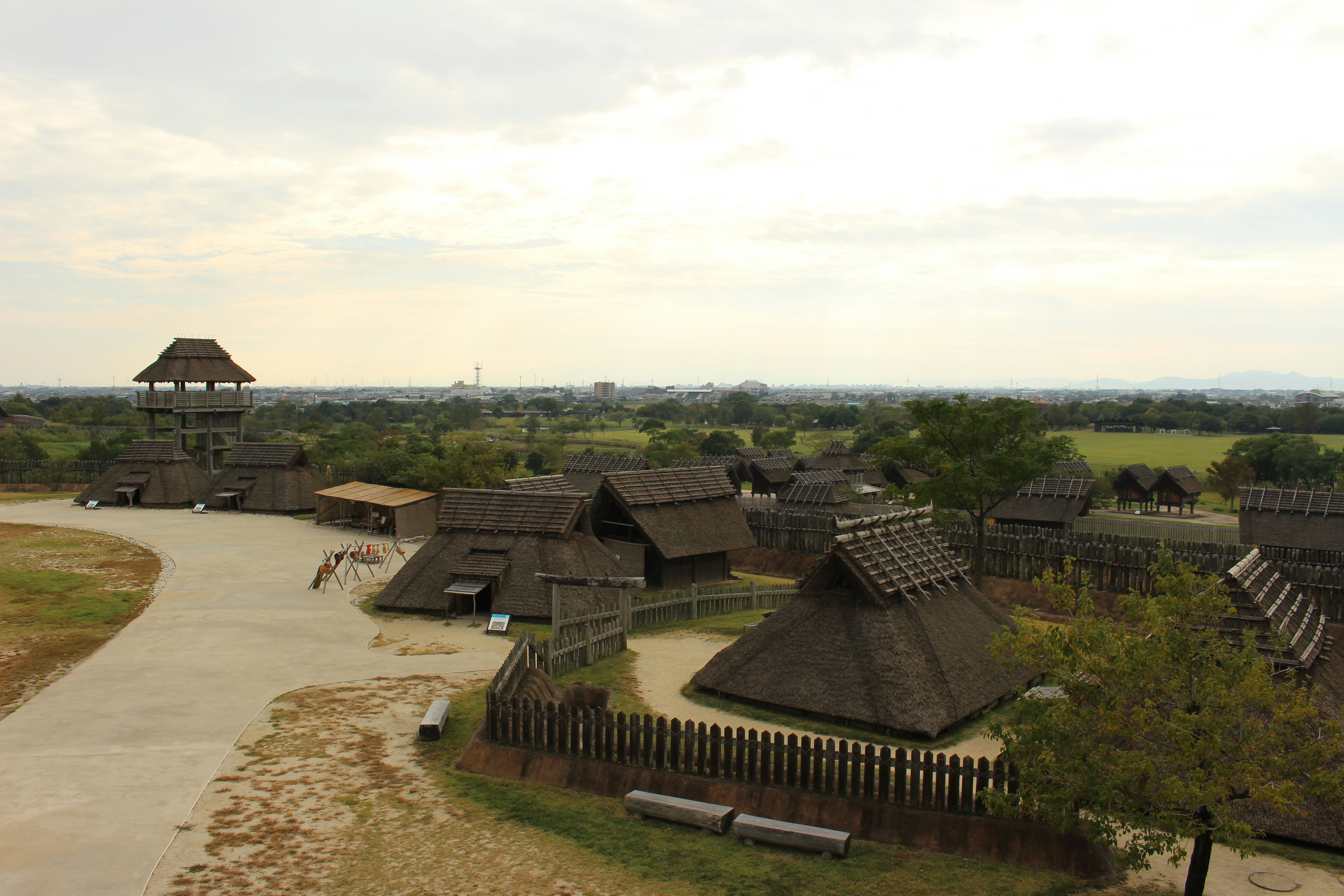丘の上に並ぶ古代風の住居が見える遺跡の景観