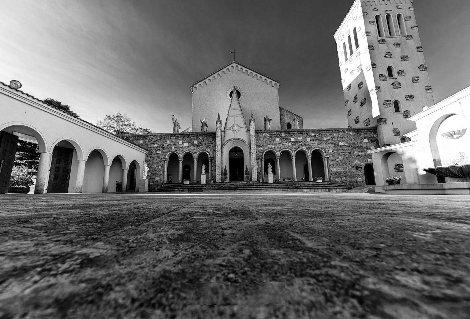 Edificio storico al centro di una piazza con strutture ad arco circostanti