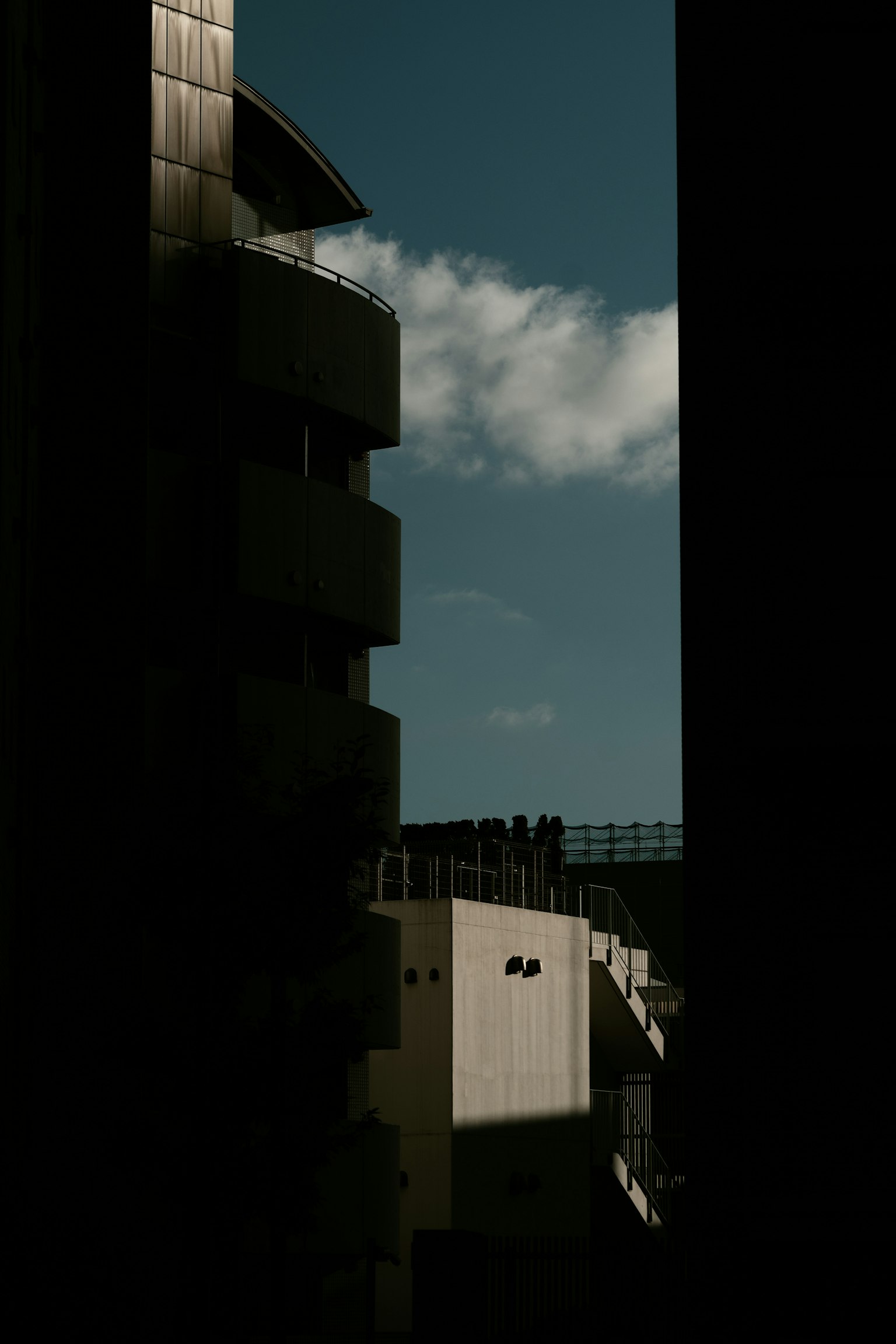 Silhouette von Gebäuden vor einem blauen Himmel mit Wolken