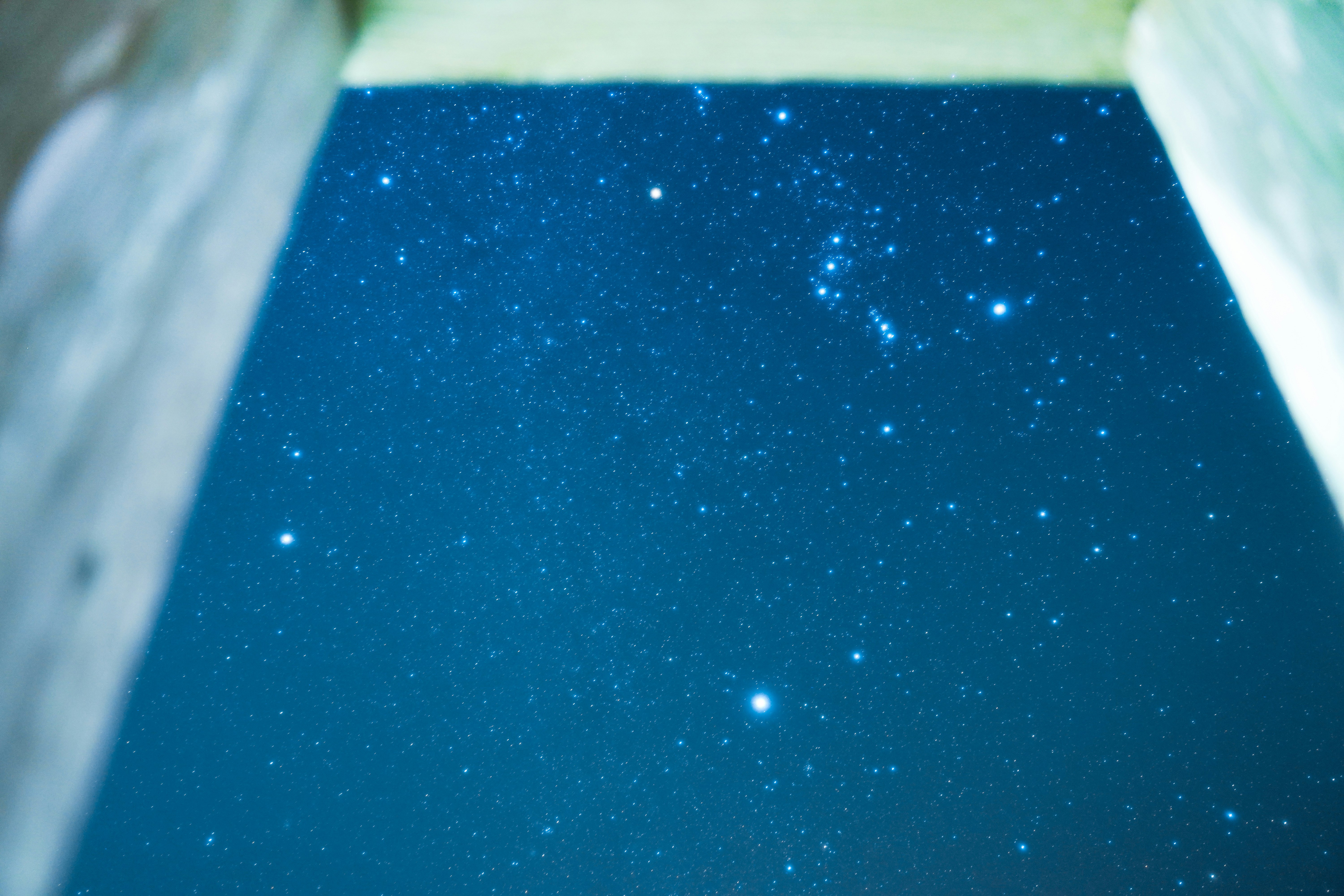 木の柵越しに見えるオリオン座の冬の夜空