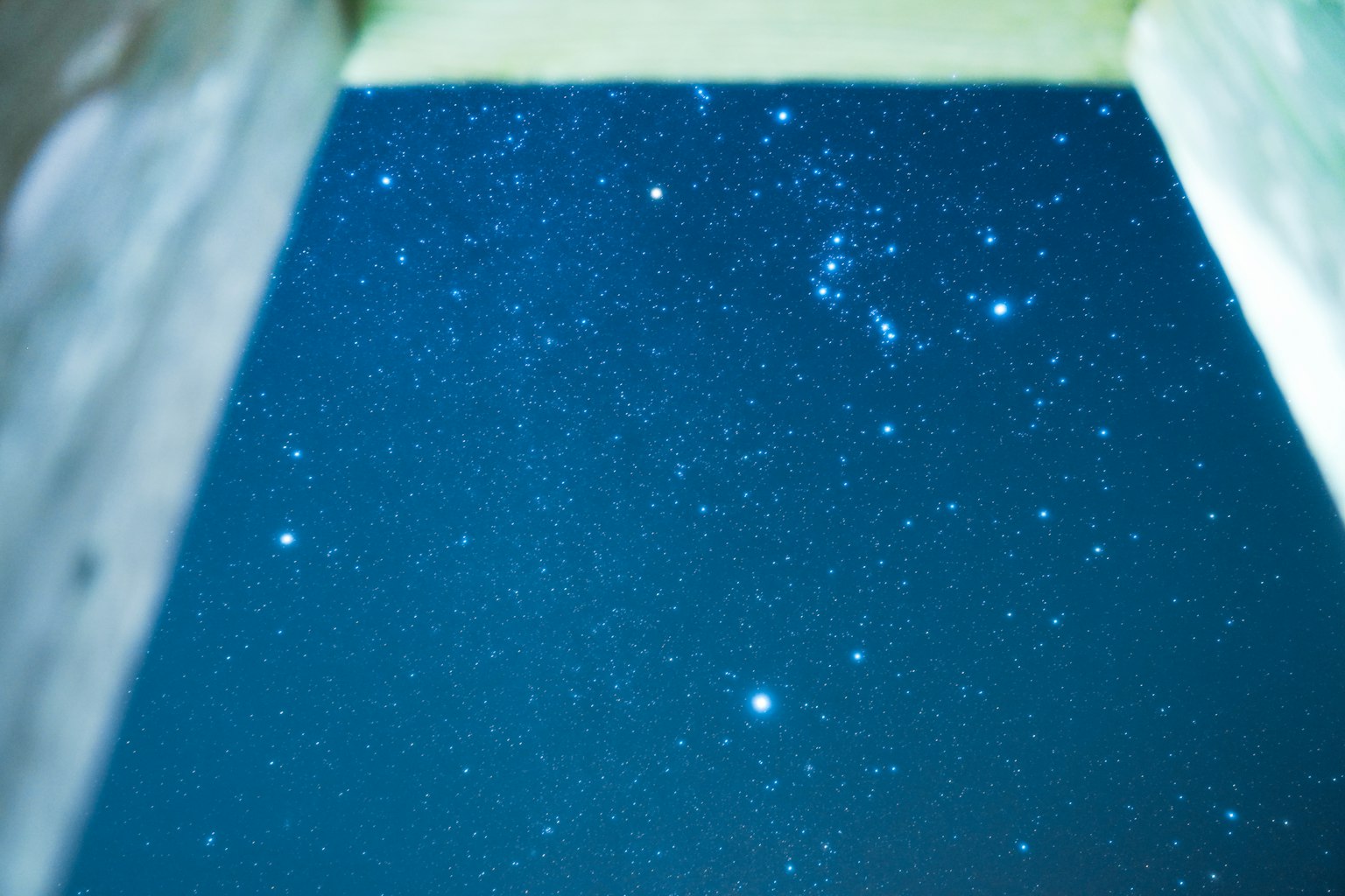 Foto eines Sternenhimmels Blick durch einen Fensterrahmen zahlreiche Sterne sichtbar Orion-Konstellation vorhanden