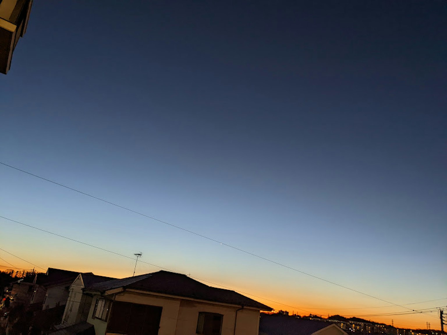 Ciel dégradé passant du bleu à l'orange au coucher du soleil