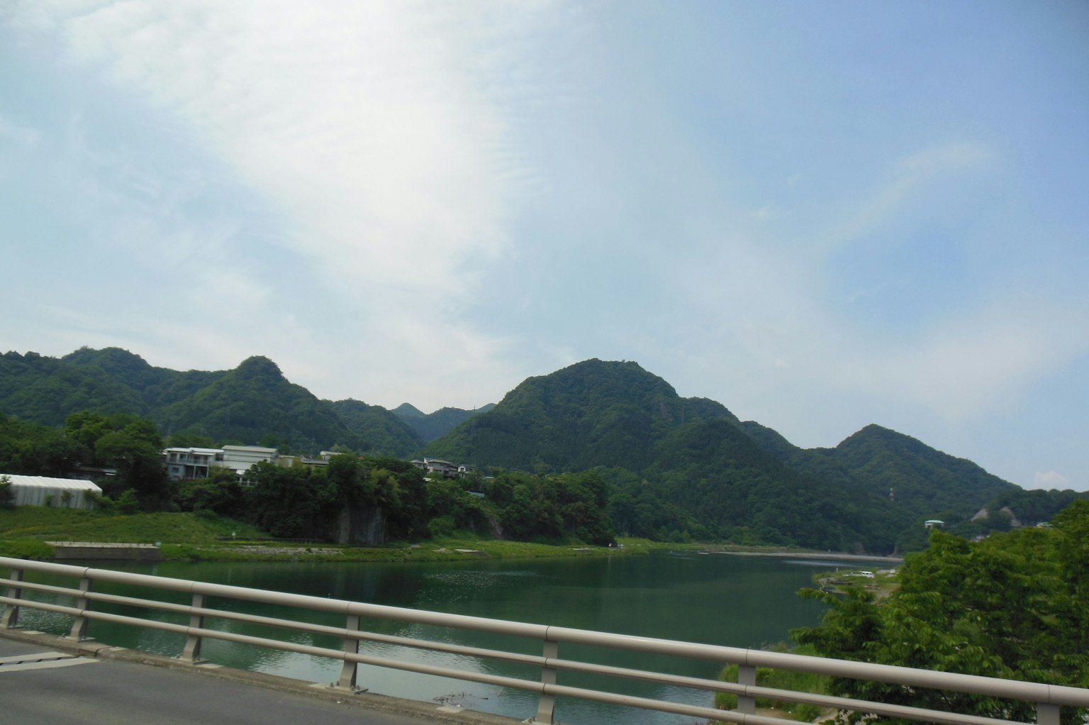 綠色山脈和河流在藍天之下的風景
