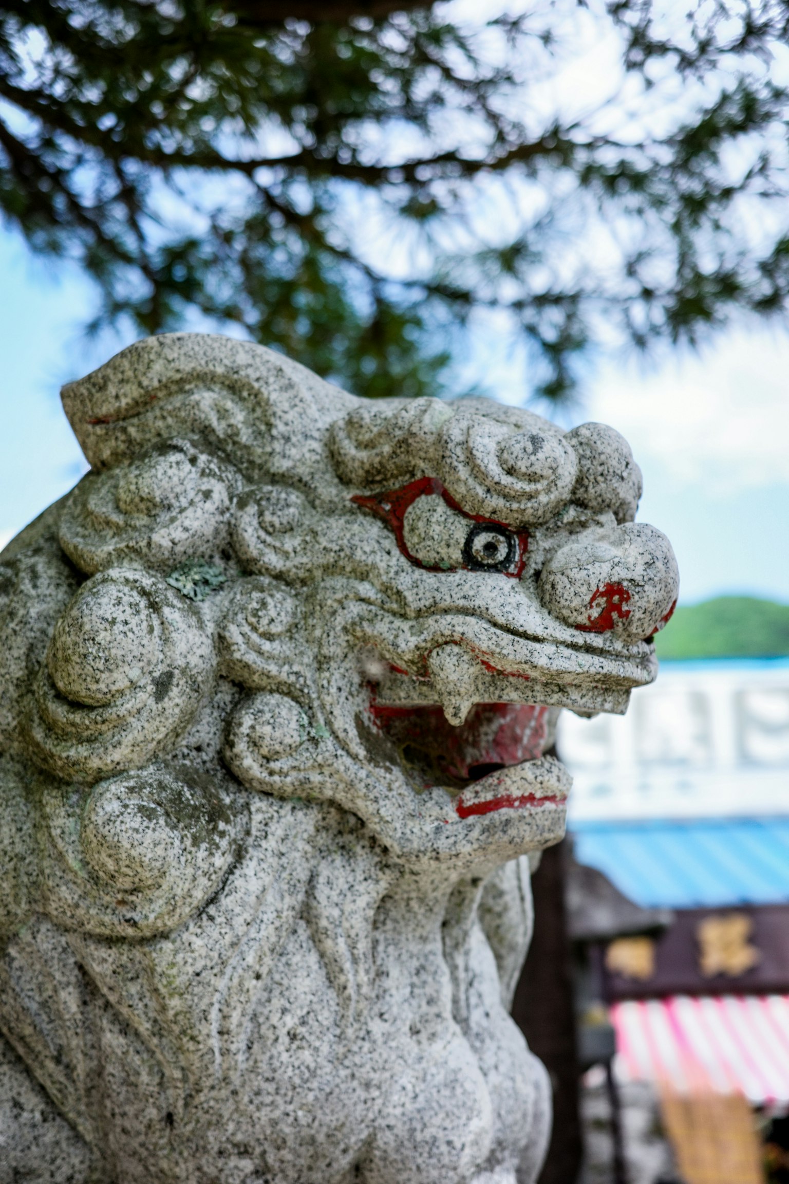 石狮子守护者雕像在蓝天背景下
