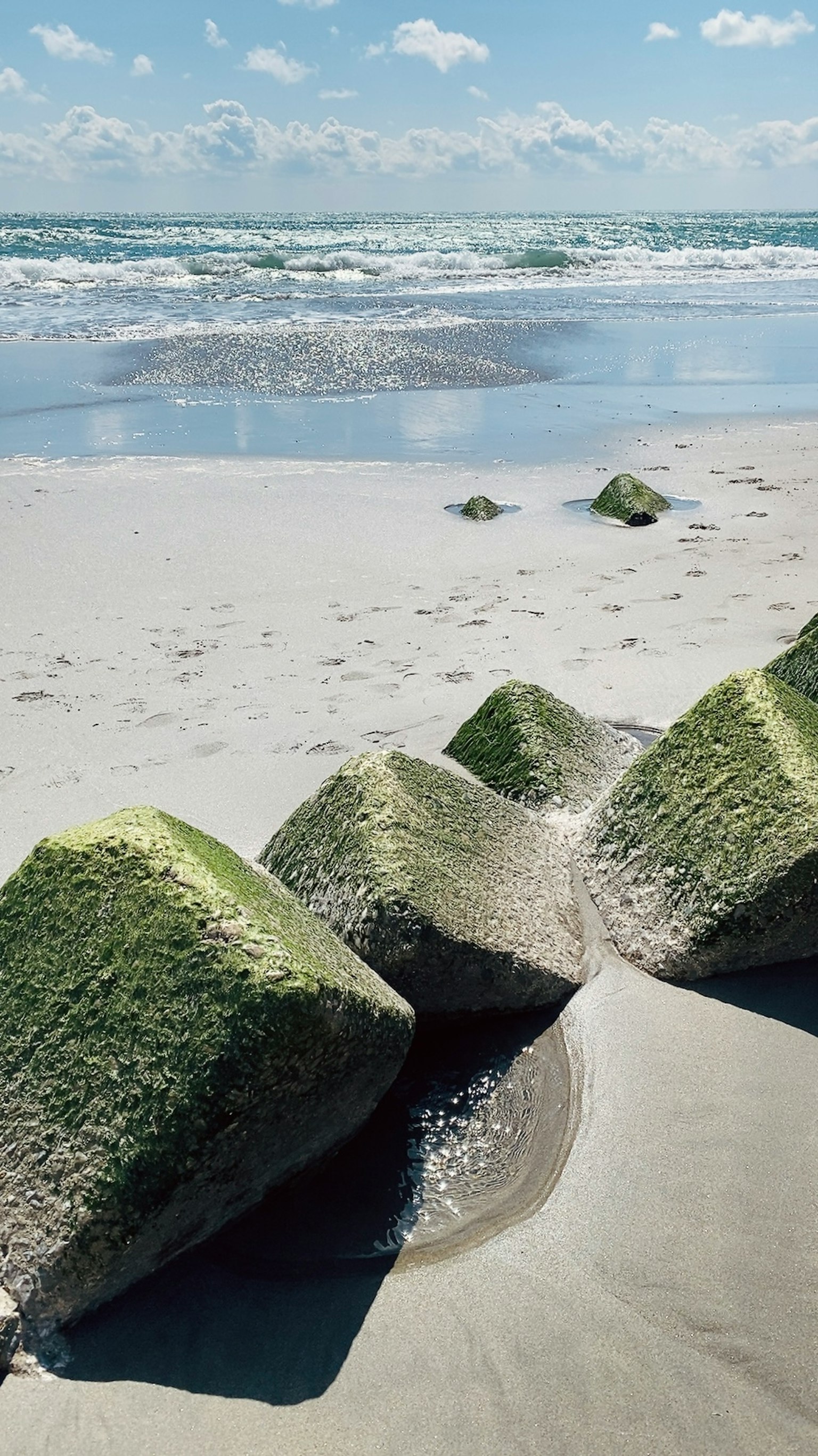 Küstenlandschaft mit Felsen und Wellen