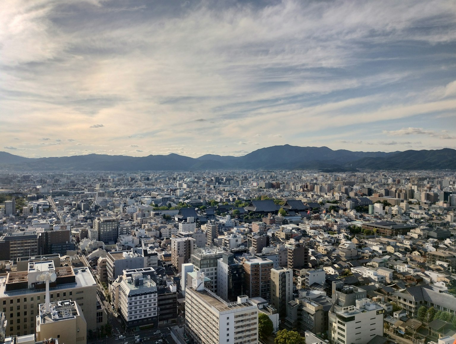 ทิวทัศน์แบบพาโนรามาของเมืองที่มีภูเขาอยู่ด้านหลัง
