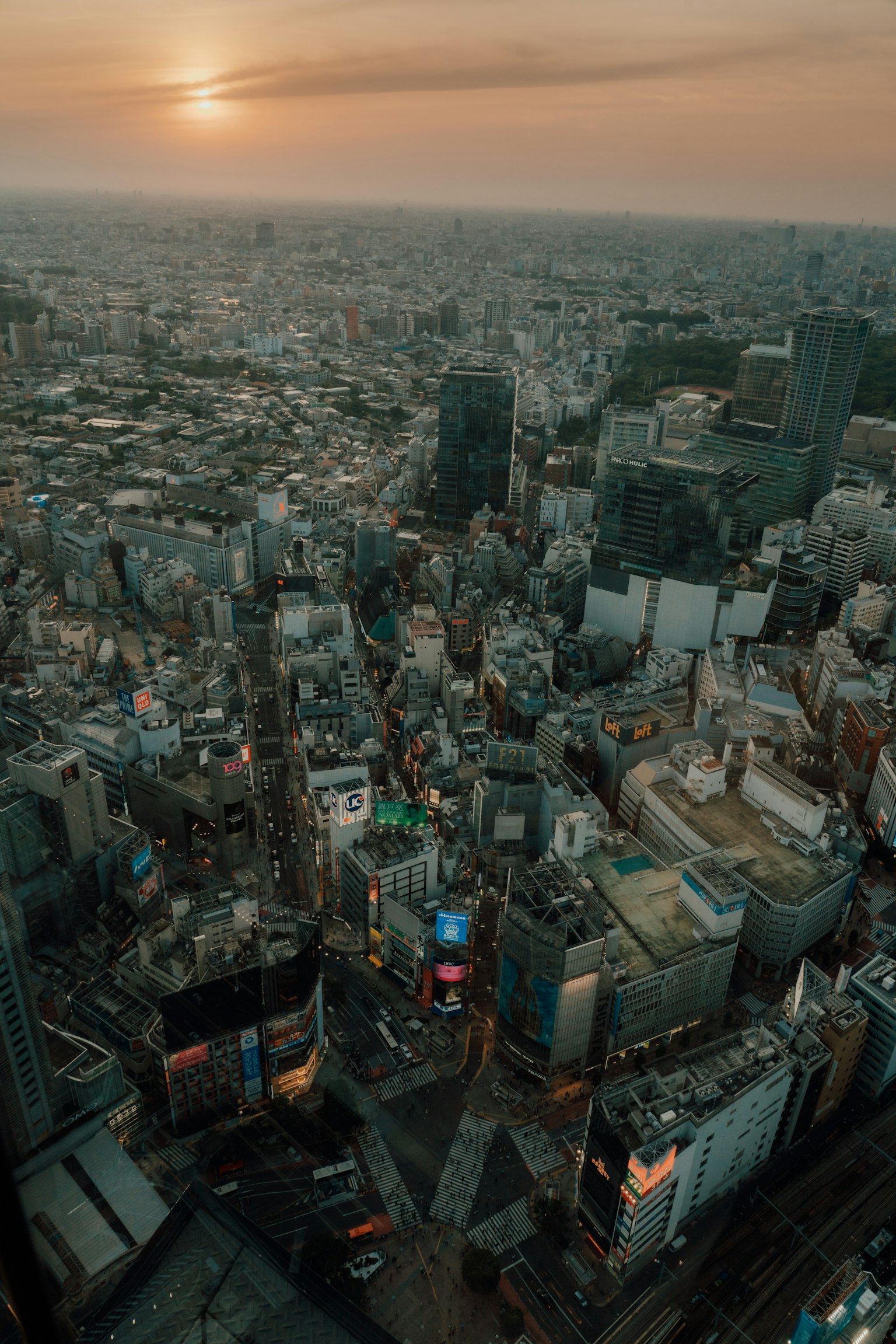东京摩天大楼的日落鸟瞰图