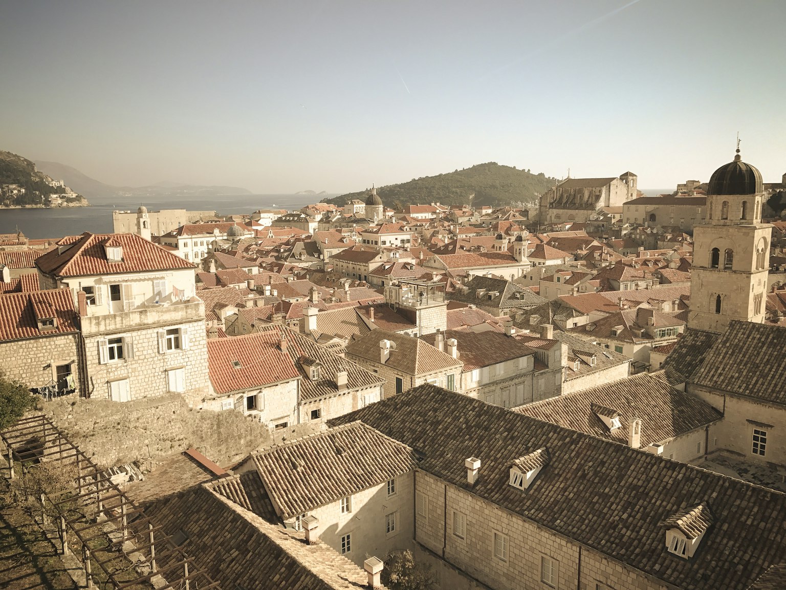 Vista panorámica de una ciudad antigua rodeada de un mar hermoso