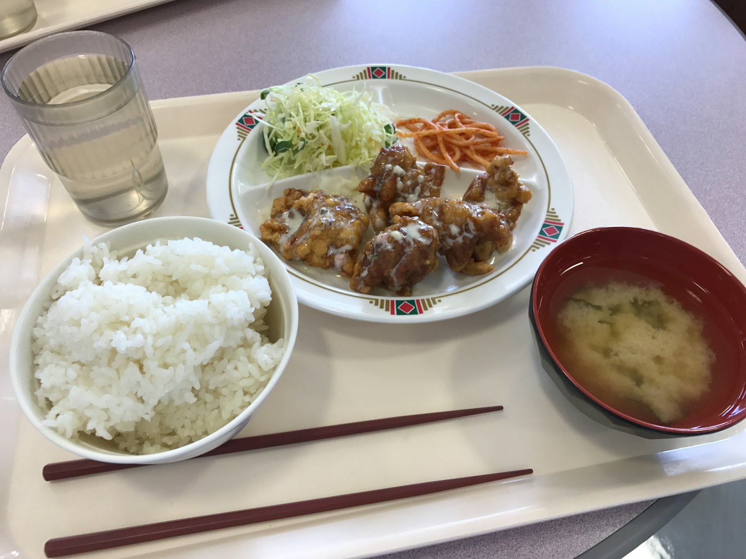 日本餐，包括白米饭、炸鸡、味增汤和蔬菜沙拉