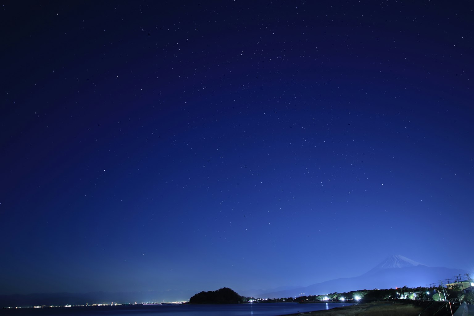 美丽的夜空中星星闪烁的海岸风景