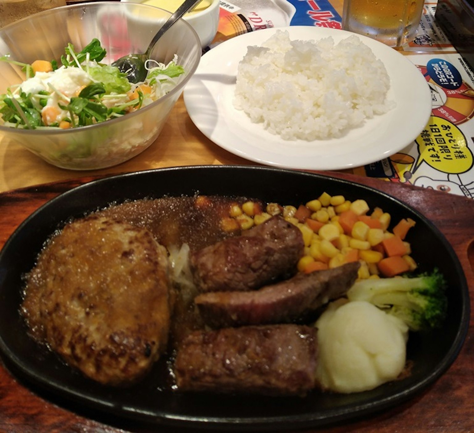 Steak grillé servi avec des légumes mélangés et de la purée de pommes de terre